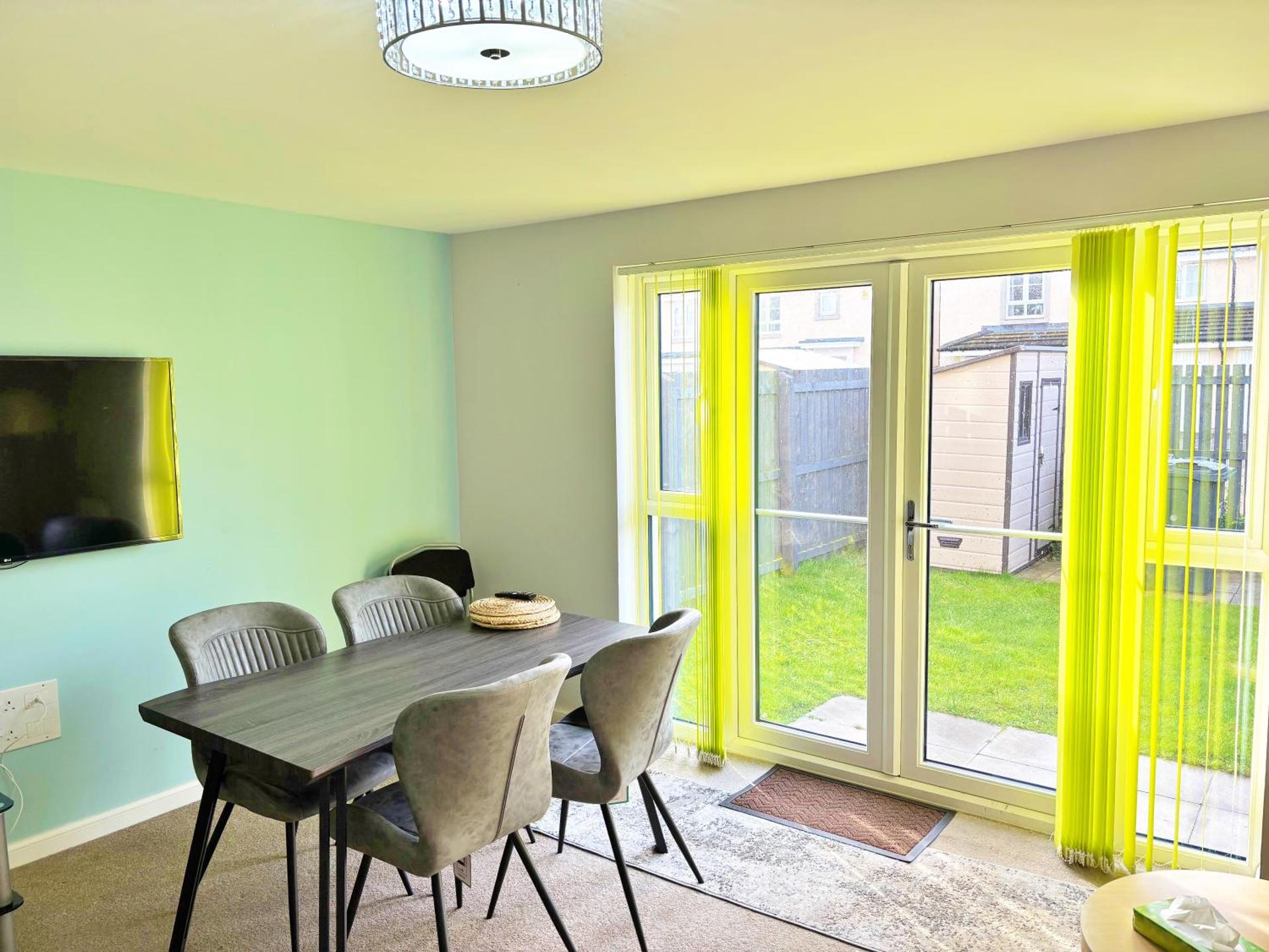 3 bed house with parking near airport