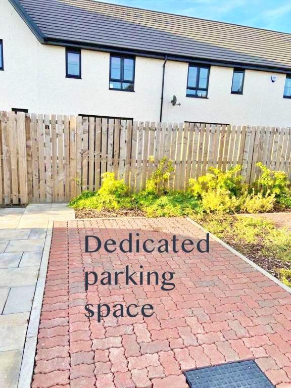 3 bed house with parking near airport