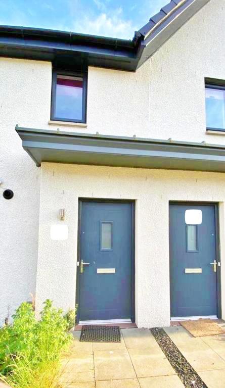 3 bed house with parking near airport