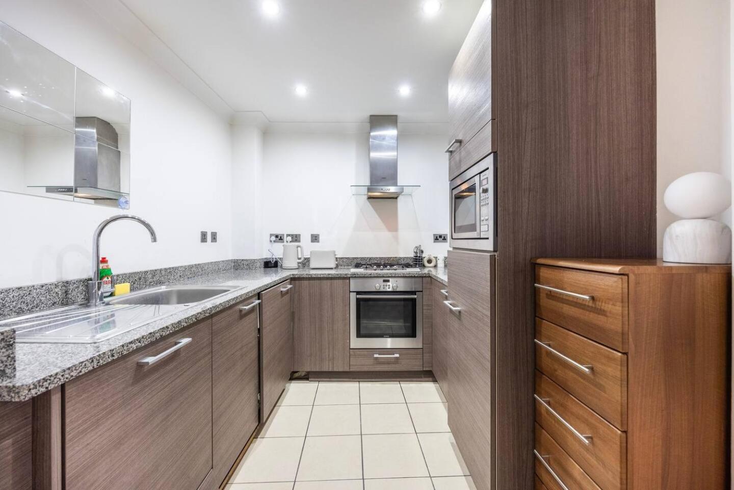 City Chic Apartment Steps From Liverpool Street