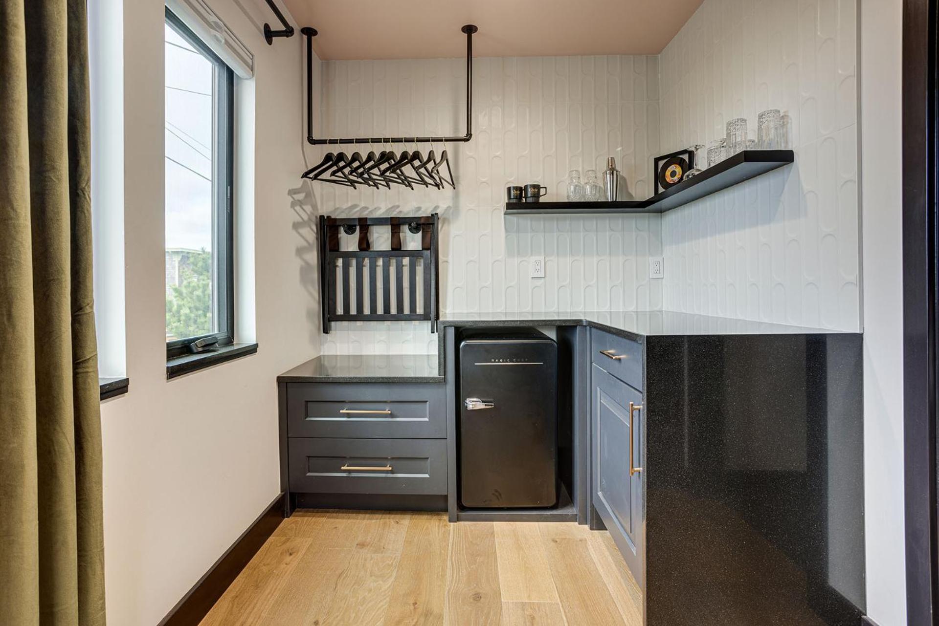 The Berry at The Louie Boutique Motel, Walk to Everything! Dog Friendly!