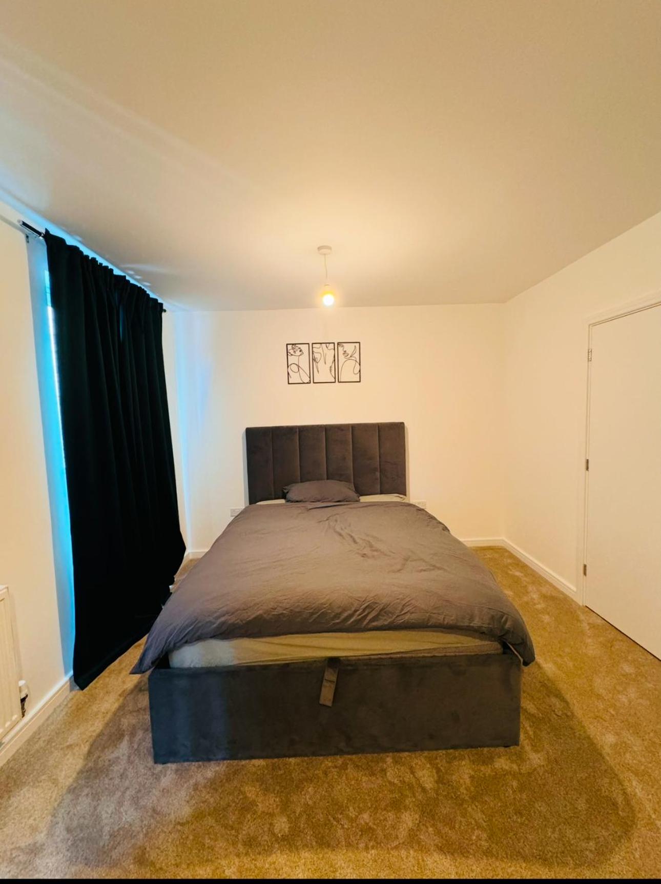 Beautiful King Sized En-suite Room - Anderson Home