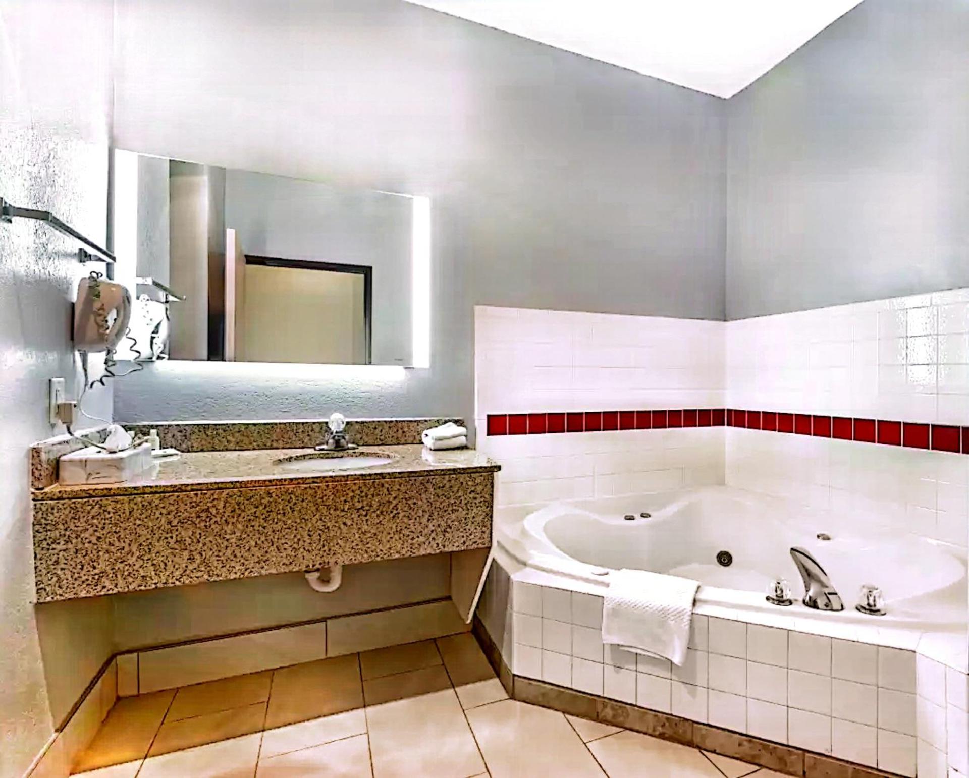 King Room with Whirlpool - Non-Smoking