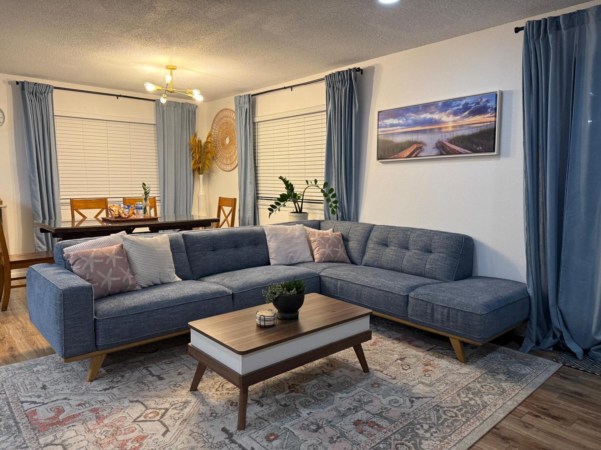 Woodsy Retreat, steps to Bay - Hot tub!