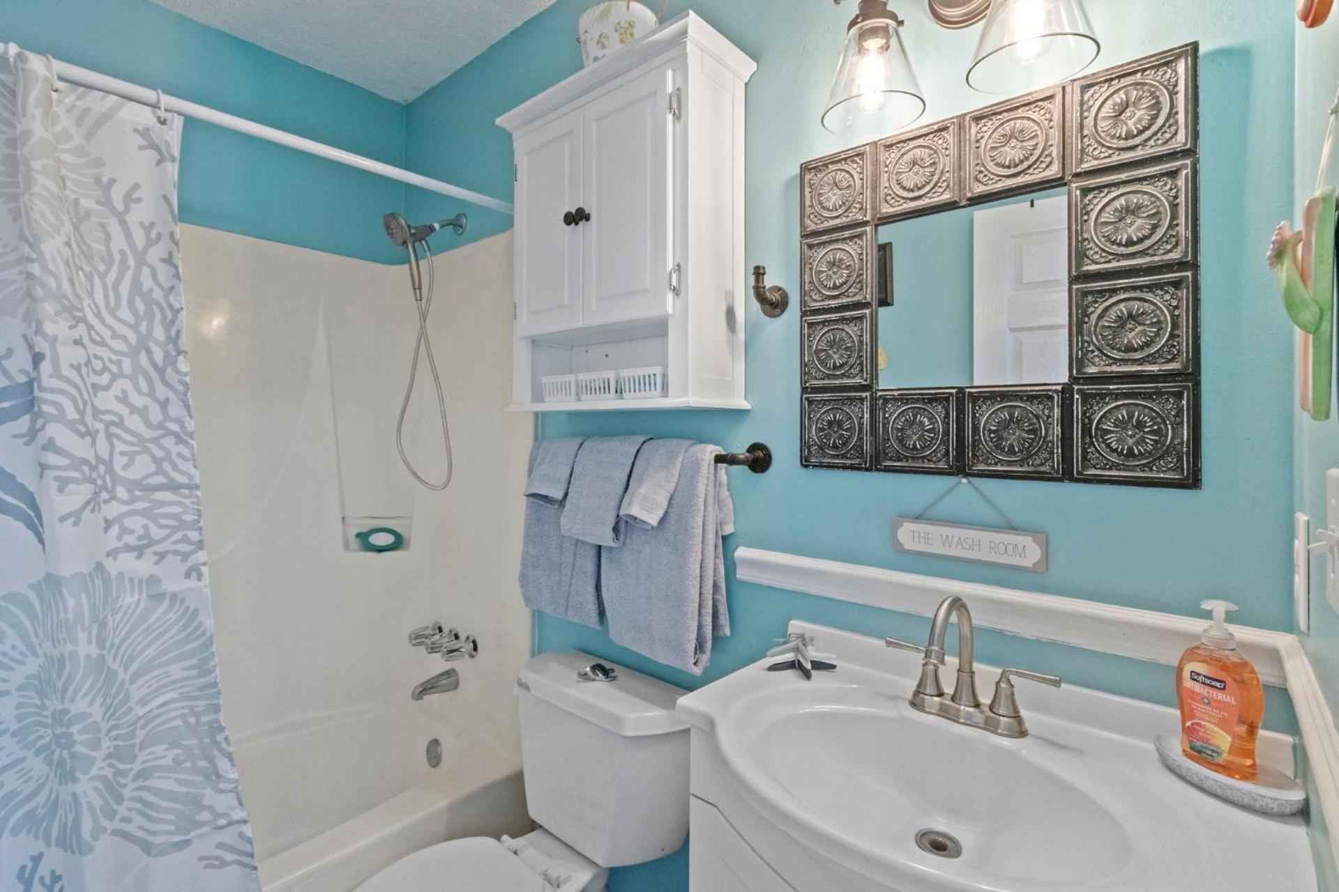 2BR Retreat with Pool, Near Beach and The Hangout