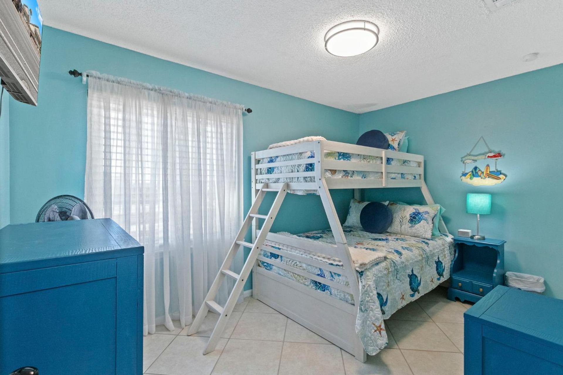 2BR Retreat with Pool, Near Beach and The Hangout