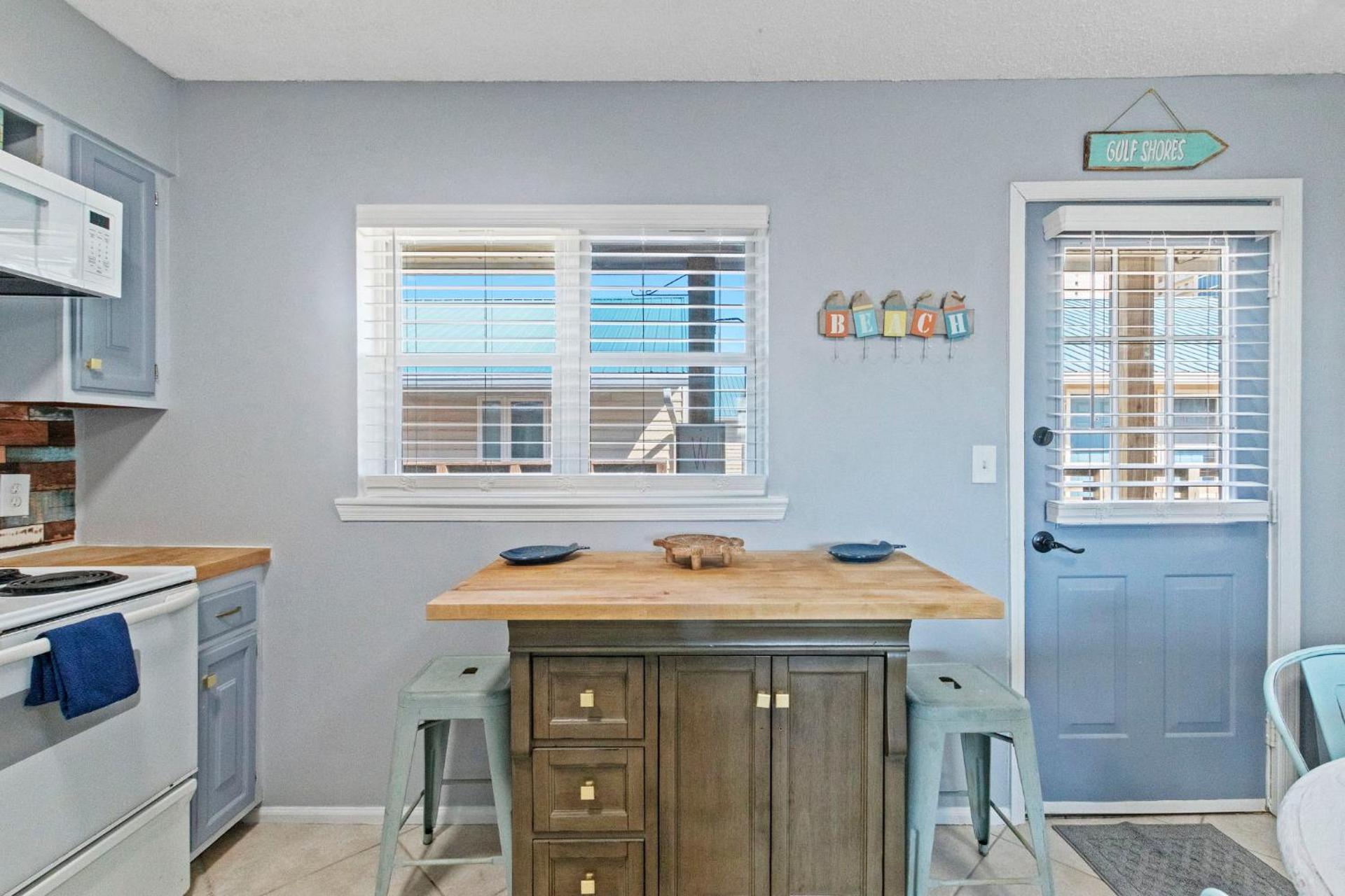 2BR Retreat with Pool, Near Beach and The Hangout