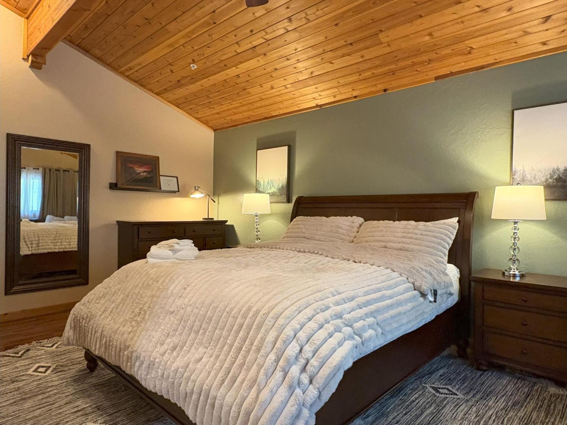 Lily of the Valley - Big Wall, Yosemite Day Use Reservations, Breakfast, Forest View and WiFi