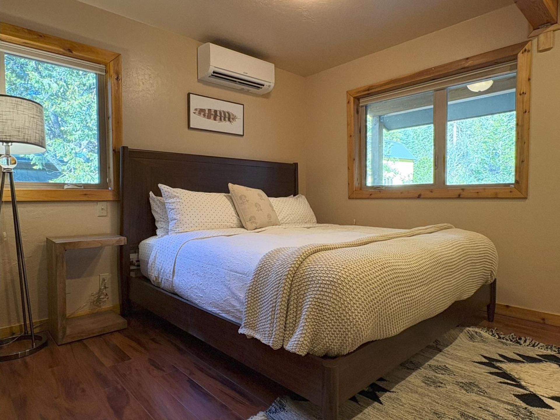 Lily of the Valley - Big Wall, Yosemite Day Use Reservations, Breakfast, Forest View and WiFi