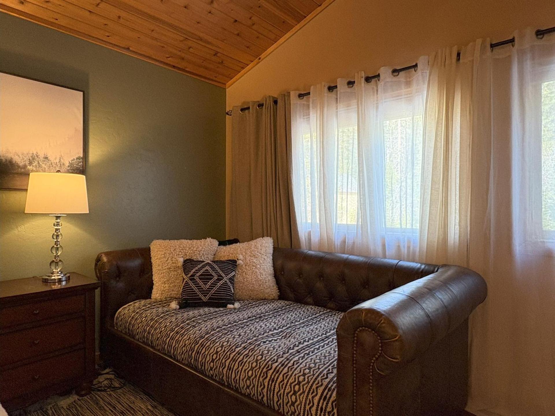 Lily of the Valley - Big Wall, Yosemite Day Use Reservations, Breakfast, Forest View and WiFi