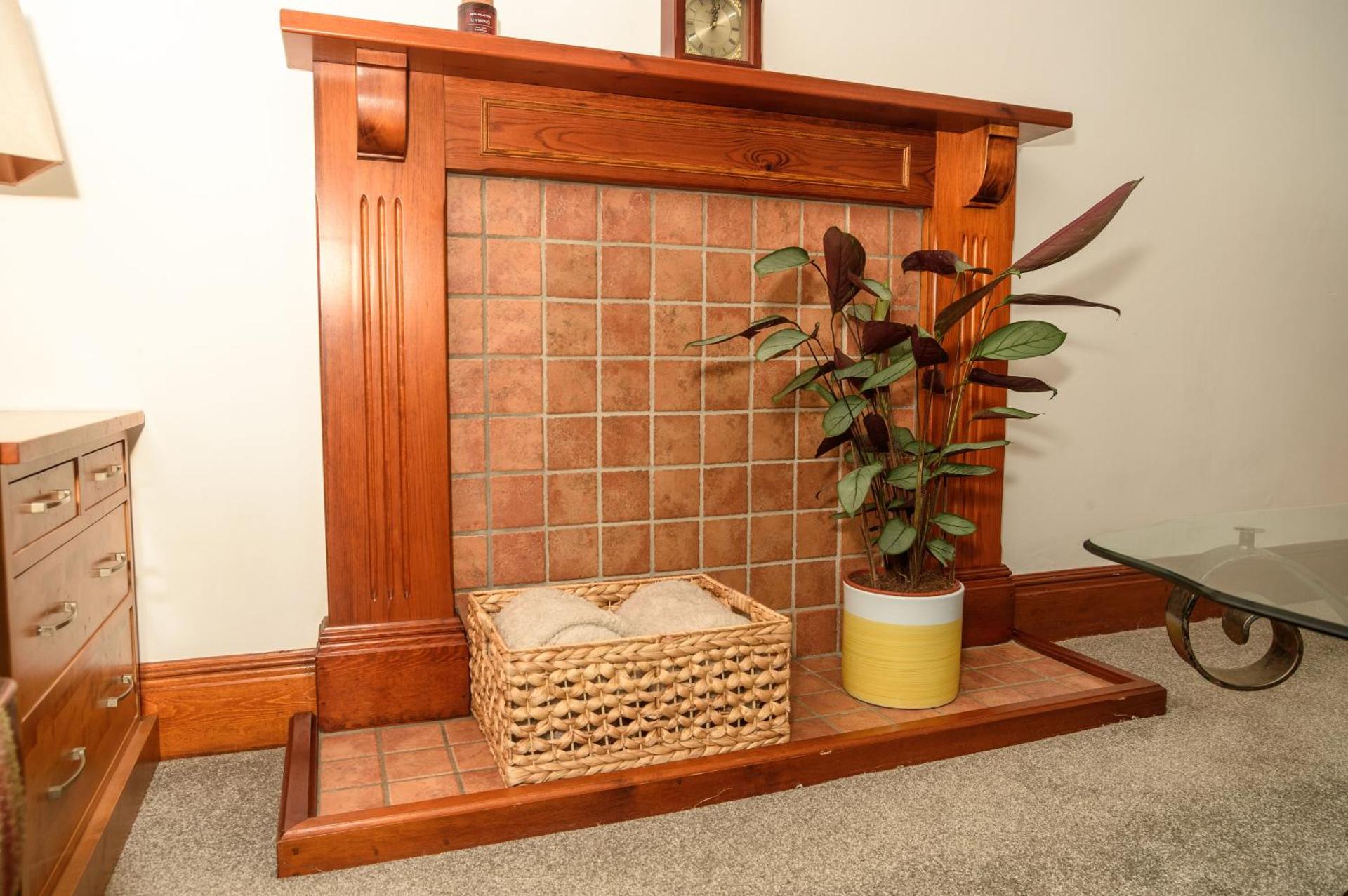 Courtyard Cottage with free onsite parking, garden, short flat walk to town