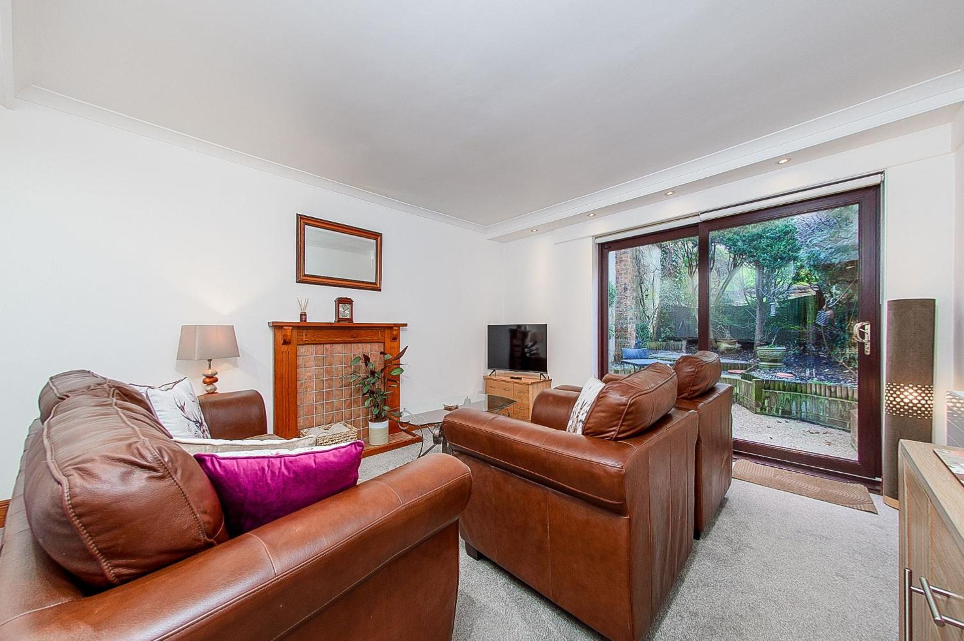 Courtyard Cottage with free onsite parking, garden, short flat walk to town