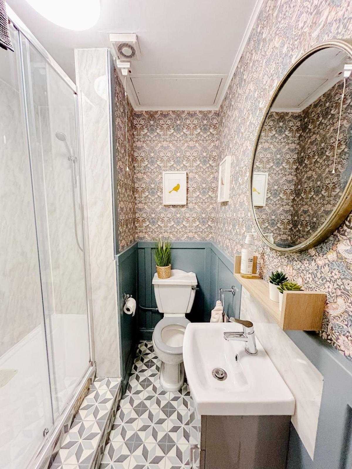 Chic flat close to Edinburgh, Airport, & Zoo