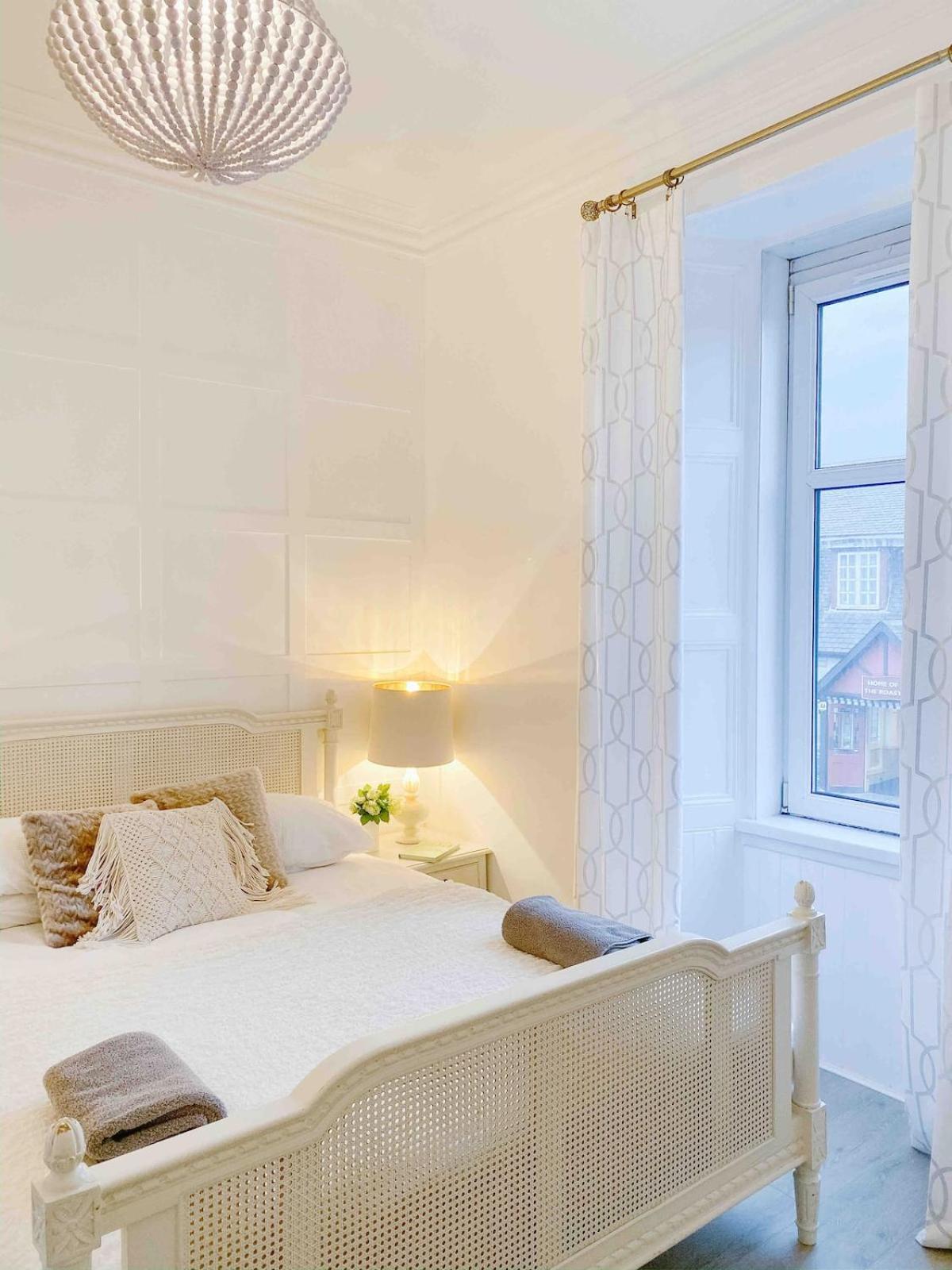 Chic flat close to Edinburgh, Airport, & Zoo