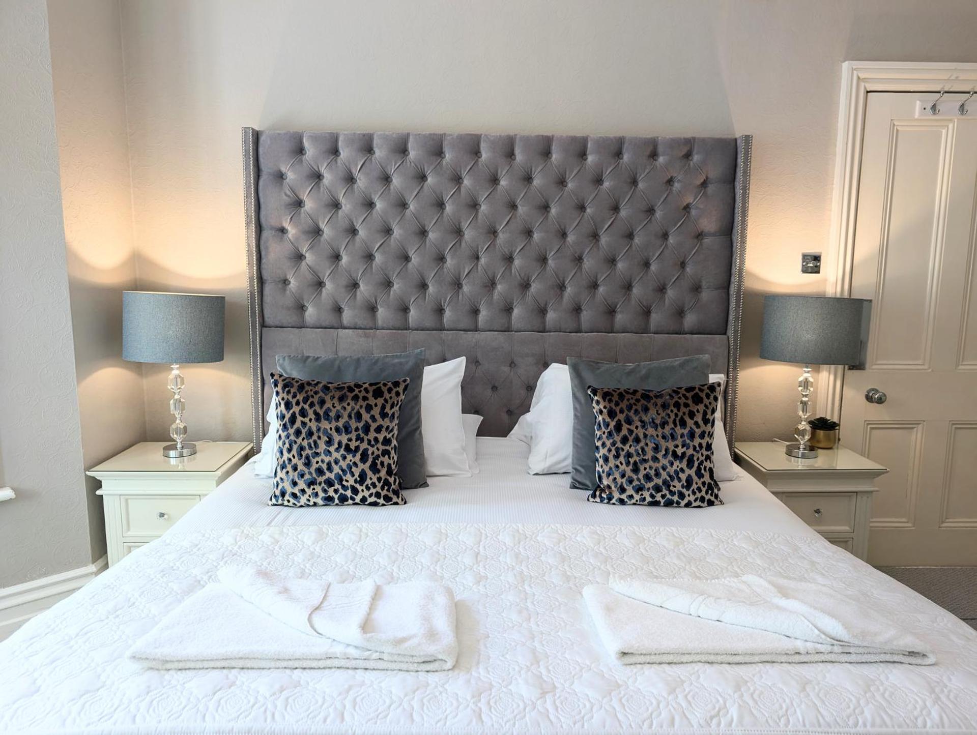 South Coast Seaside Holiday Home -3 BED-GF-Sleeps 8-Free Parking-Walk to Beach-Private Garden- Families-Professional Groups-Contractors WELCOME