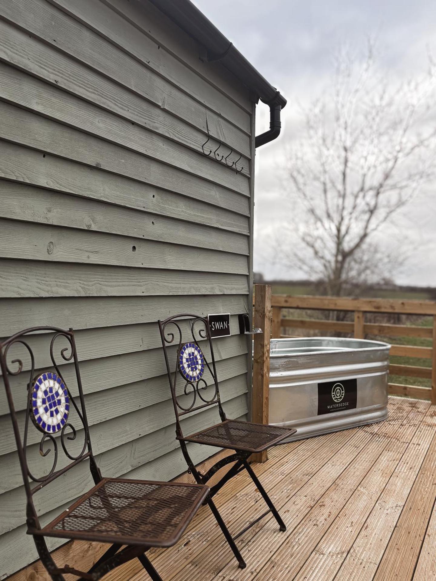 'Swan' Lakeview Lodge