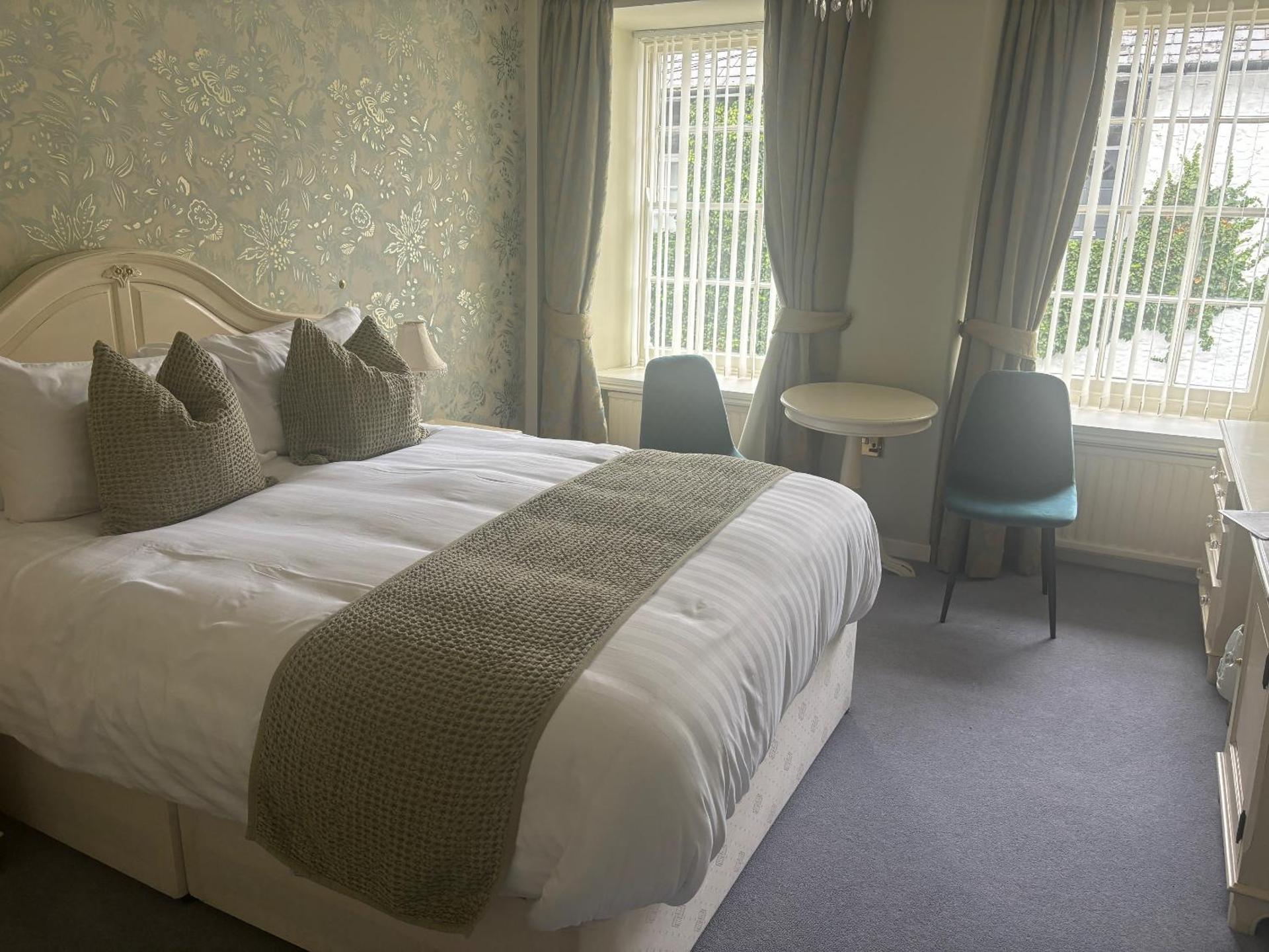 Feathers Hotel Bar and Restaurant