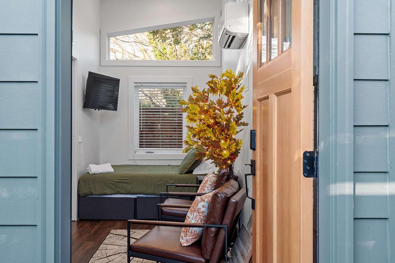 The Acorn - Tiny House in HISTORIC OAKWOOD