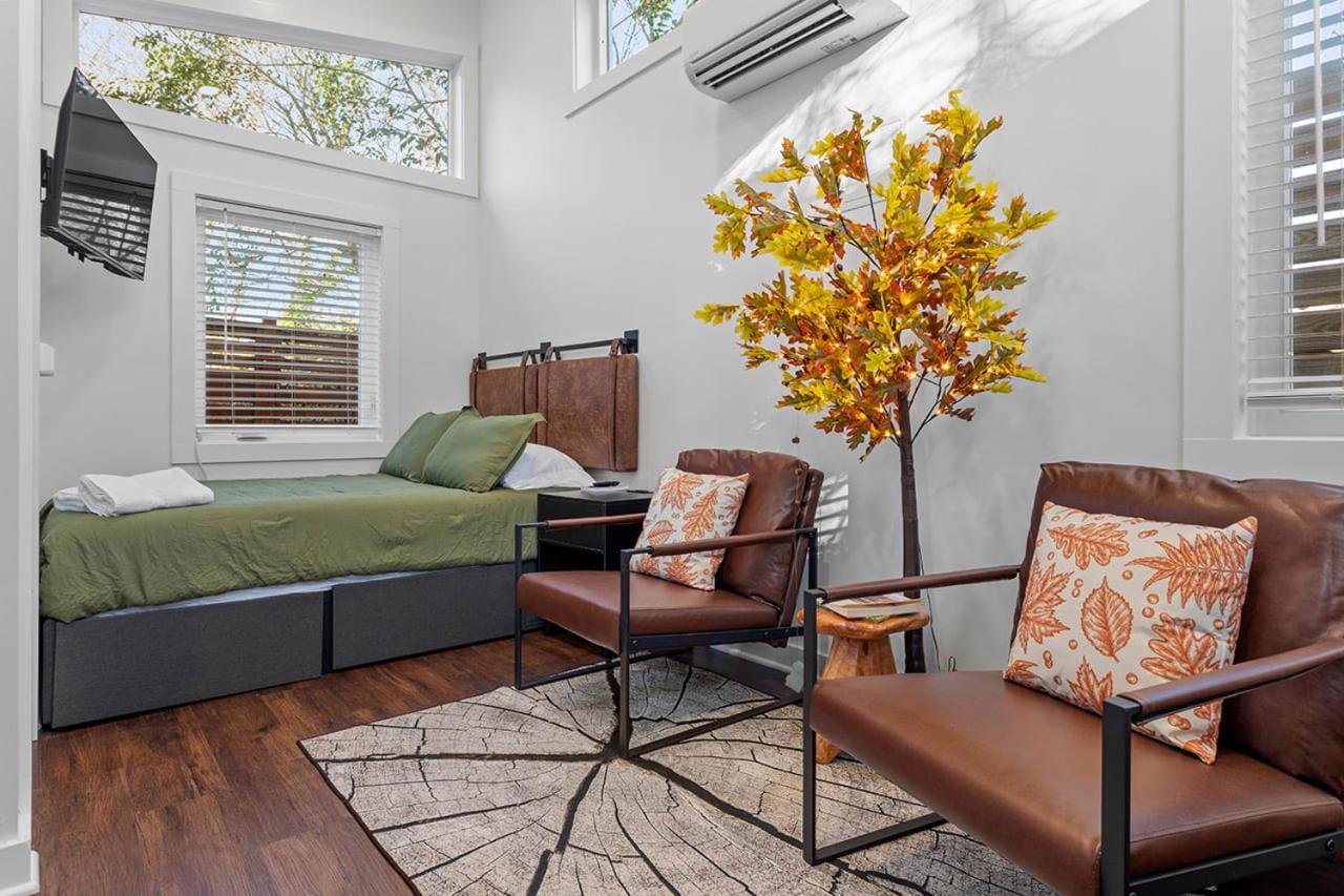 The Acorn - Tiny House in HISTORIC OAKWOOD