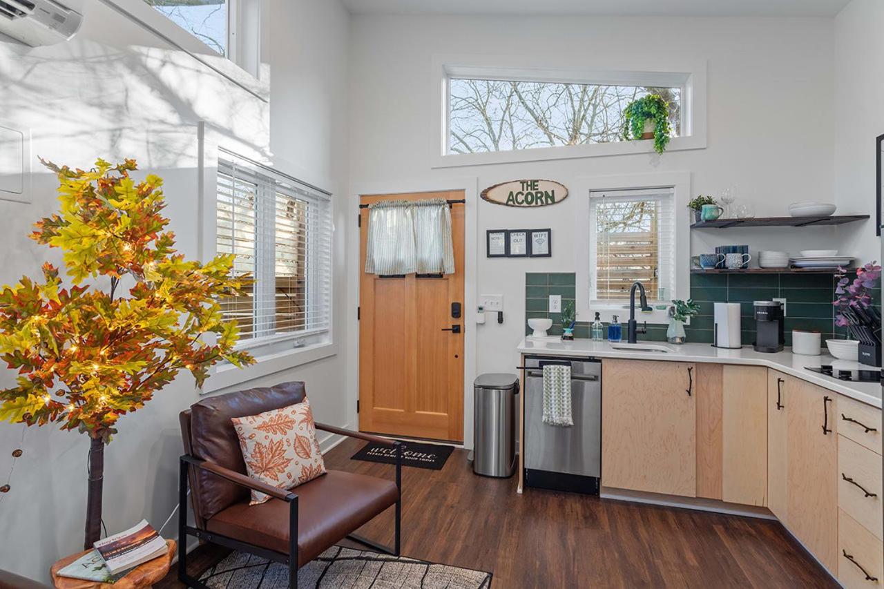 The Acorn - Tiny House in HISTORIC OAKWOOD