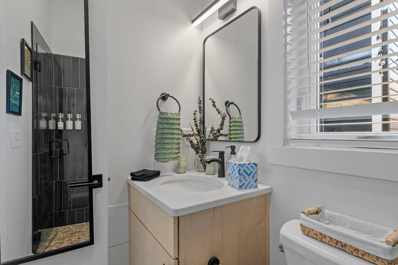 The Acorn - Tiny House in HISTORIC OAKWOOD