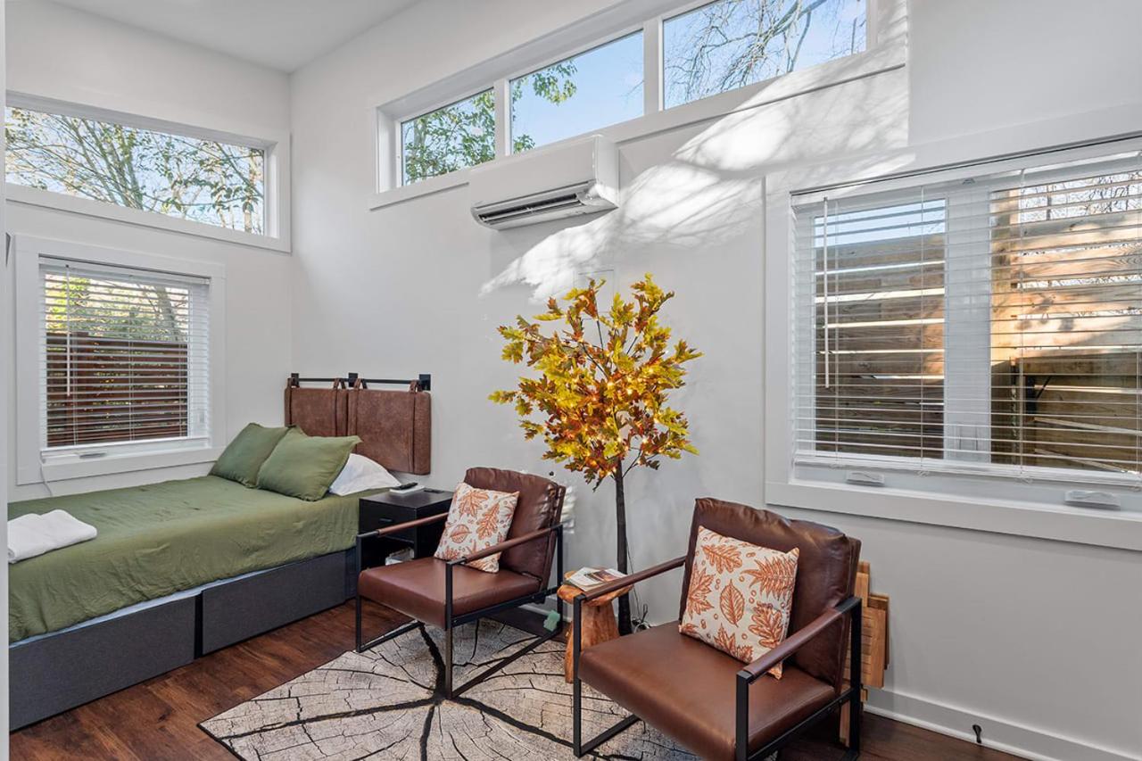 The Acorn - Tiny House in HISTORIC OAKWOOD