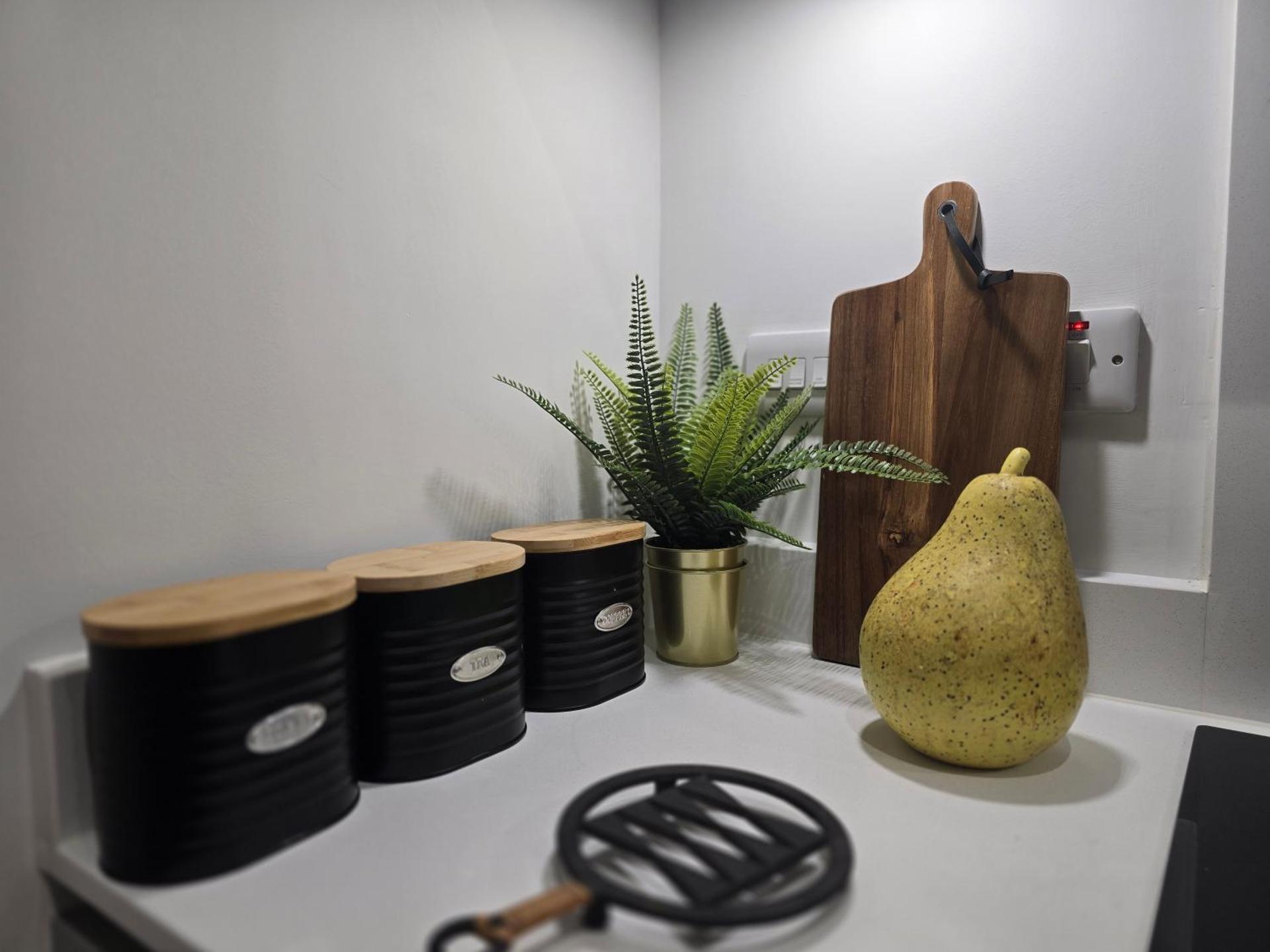 Snuggle Inn Serviced Apartments, Great choice for large groups, Contractors, Business Executives and Family Vacations in the stunning valley of Surrey Hills, secure Private Parking, Offering Easy Train Access to London, Gatwick airport, M25