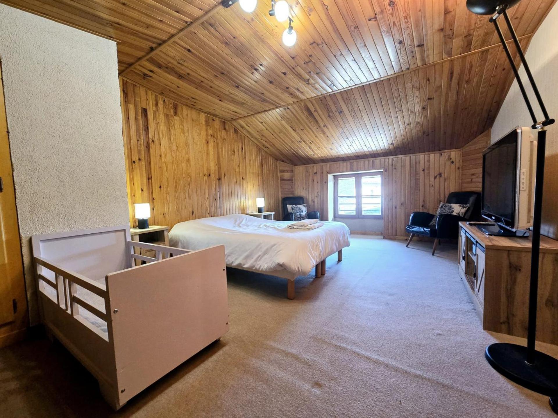 Family House With Garden For 8 At Prety