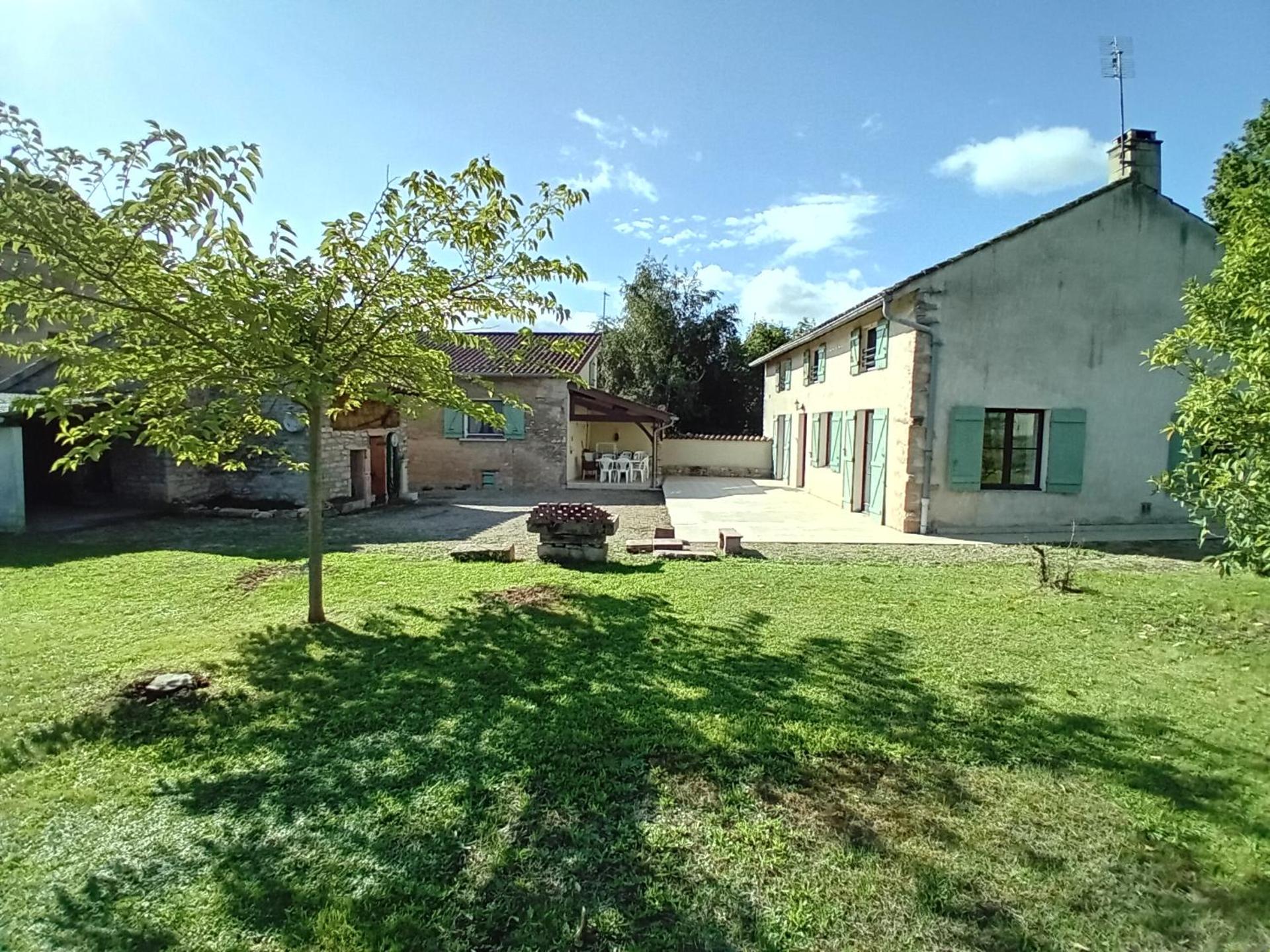 Family House With Garden For 8 At Prety