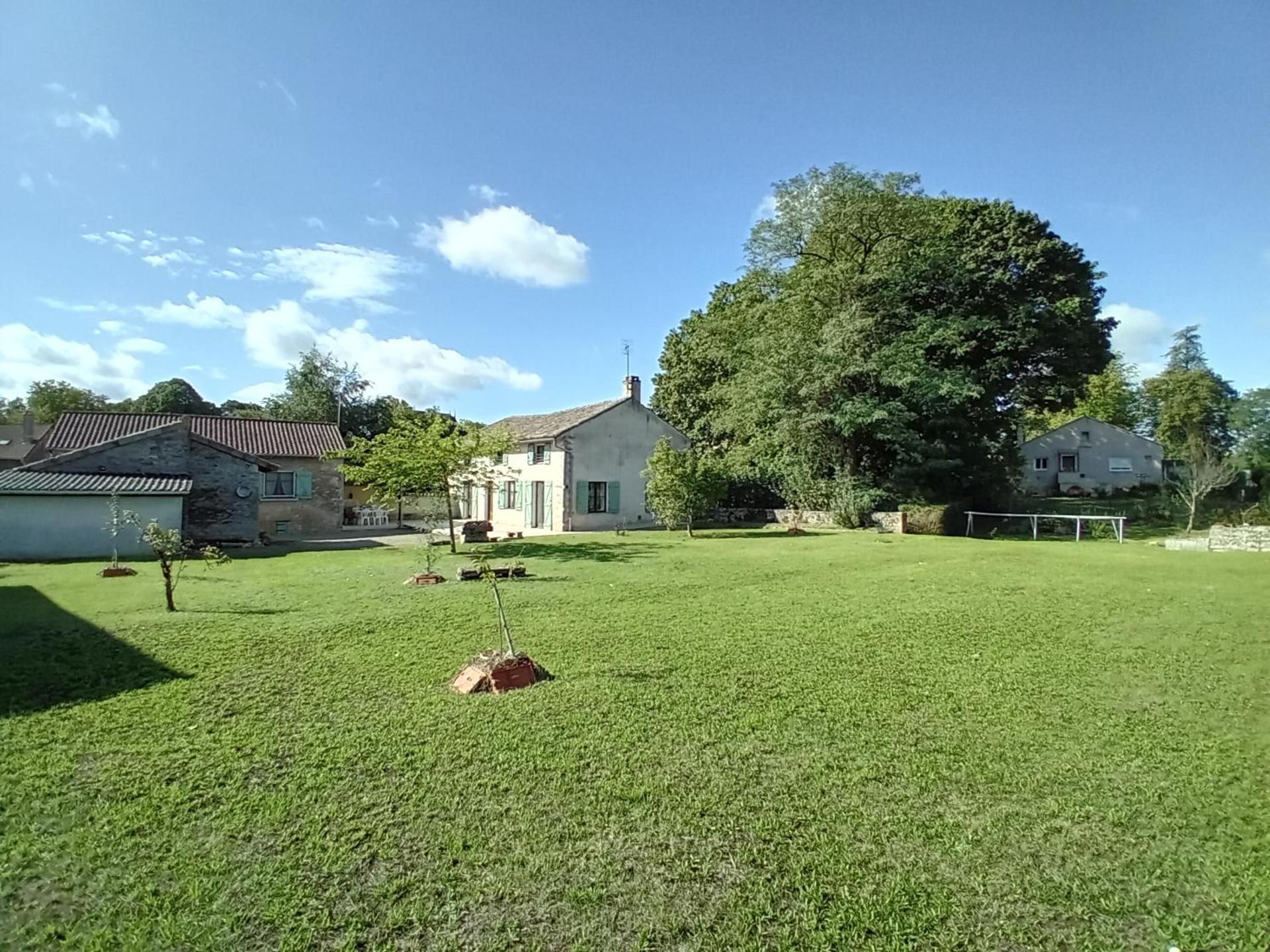 Family House With Garden For 8 At Prety