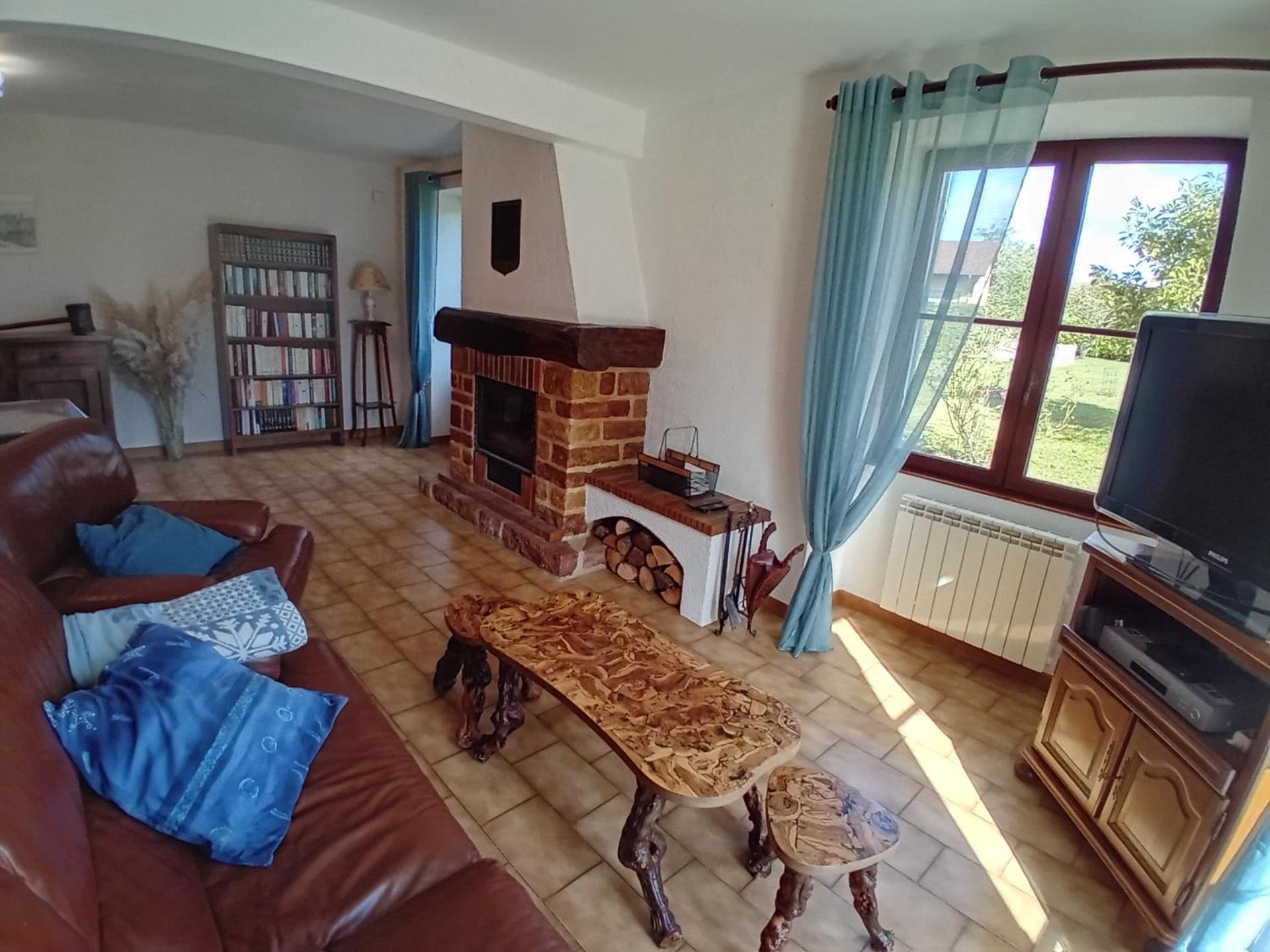 Family House With Garden For 8 At Prety