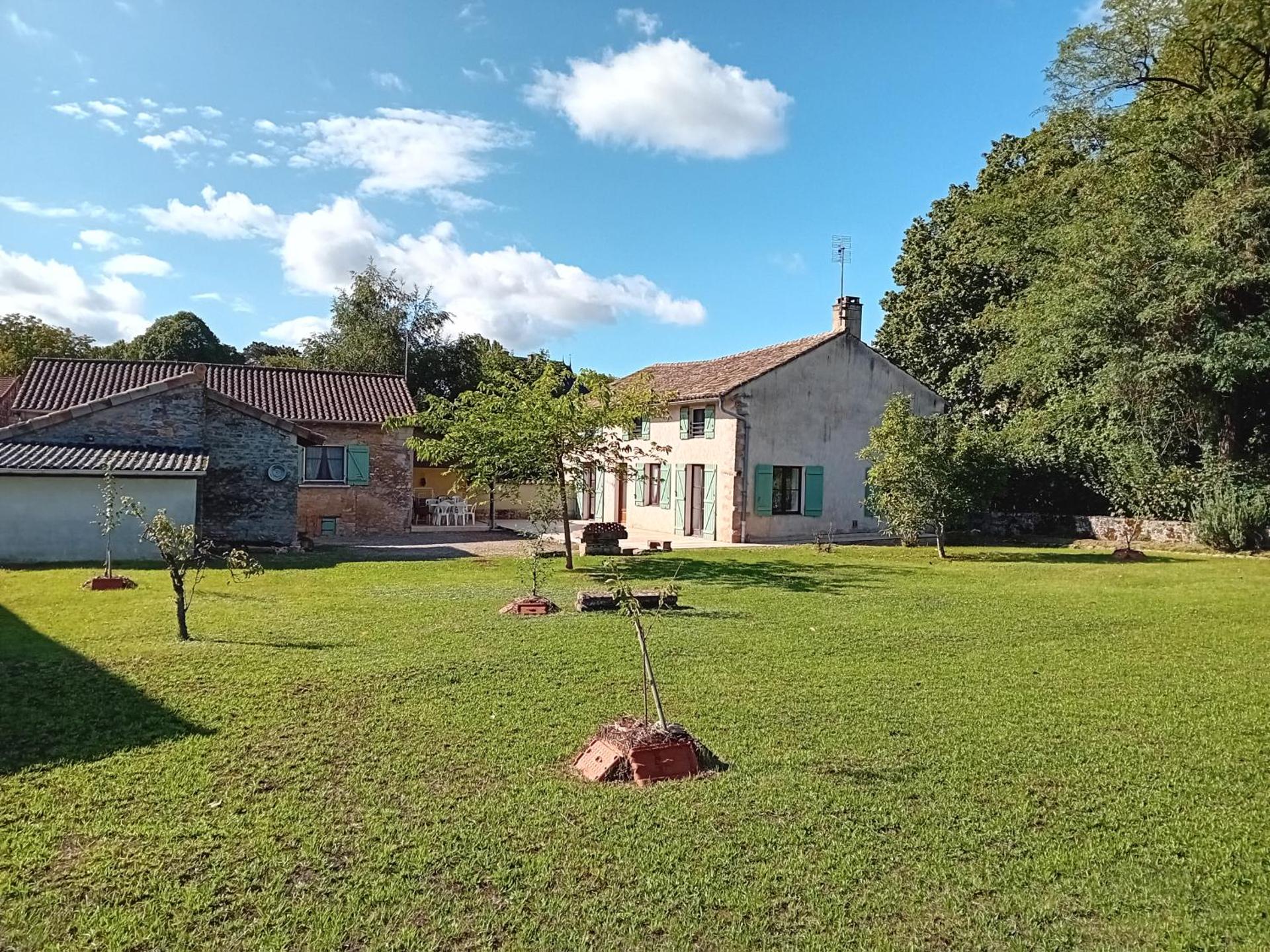 Family House With Garden For 8 At Prety