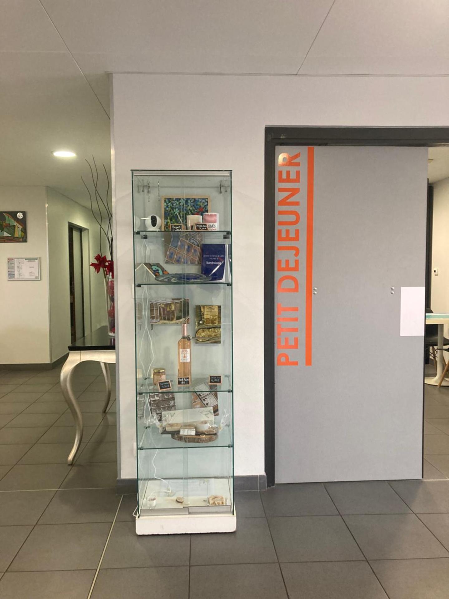 Supermarket/grocery shop