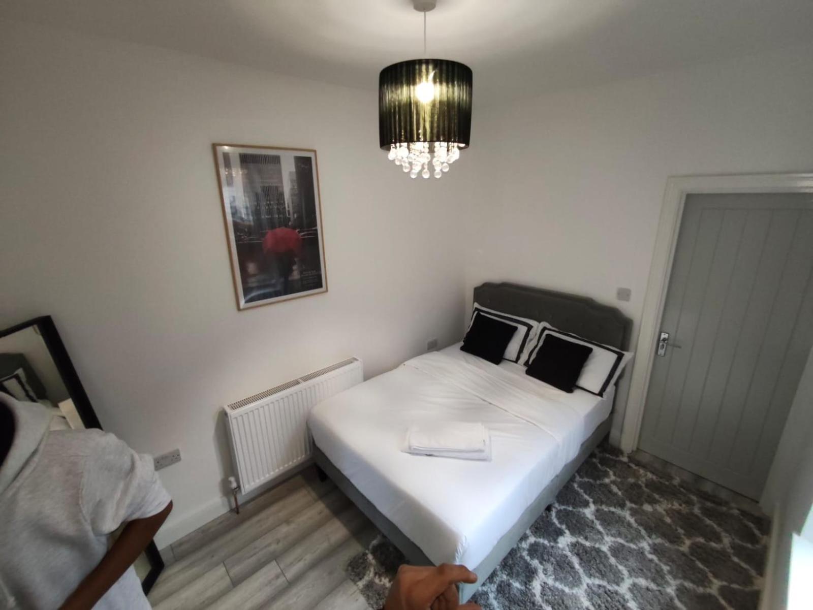 New Guest House, Individual Ensuite Rooms with Comfortable Double Beds, TV and WiFi