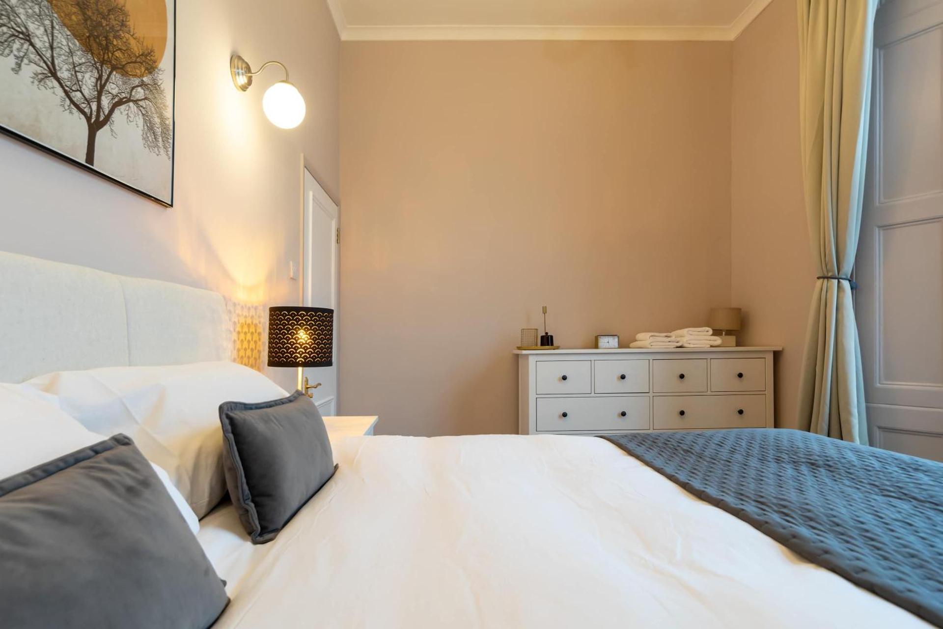 Fabulous 2 Bedroom Apartment by Holland Park