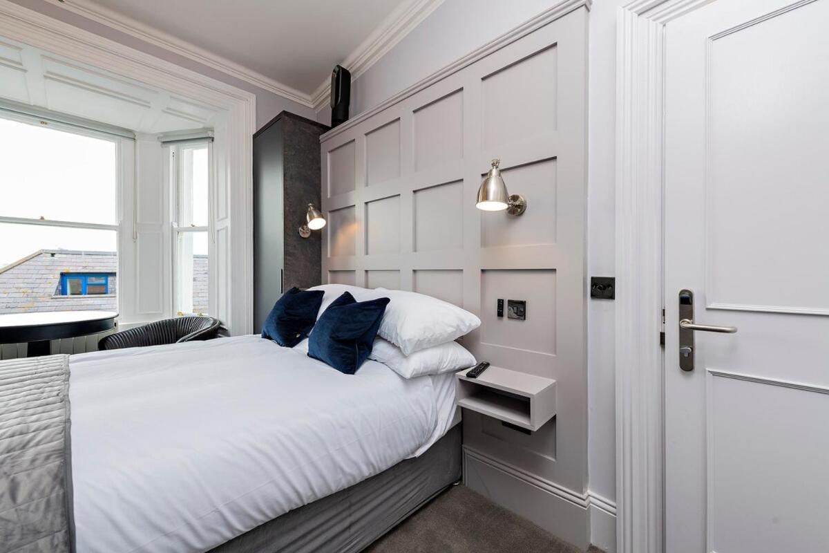 Scenic Marina Getaway