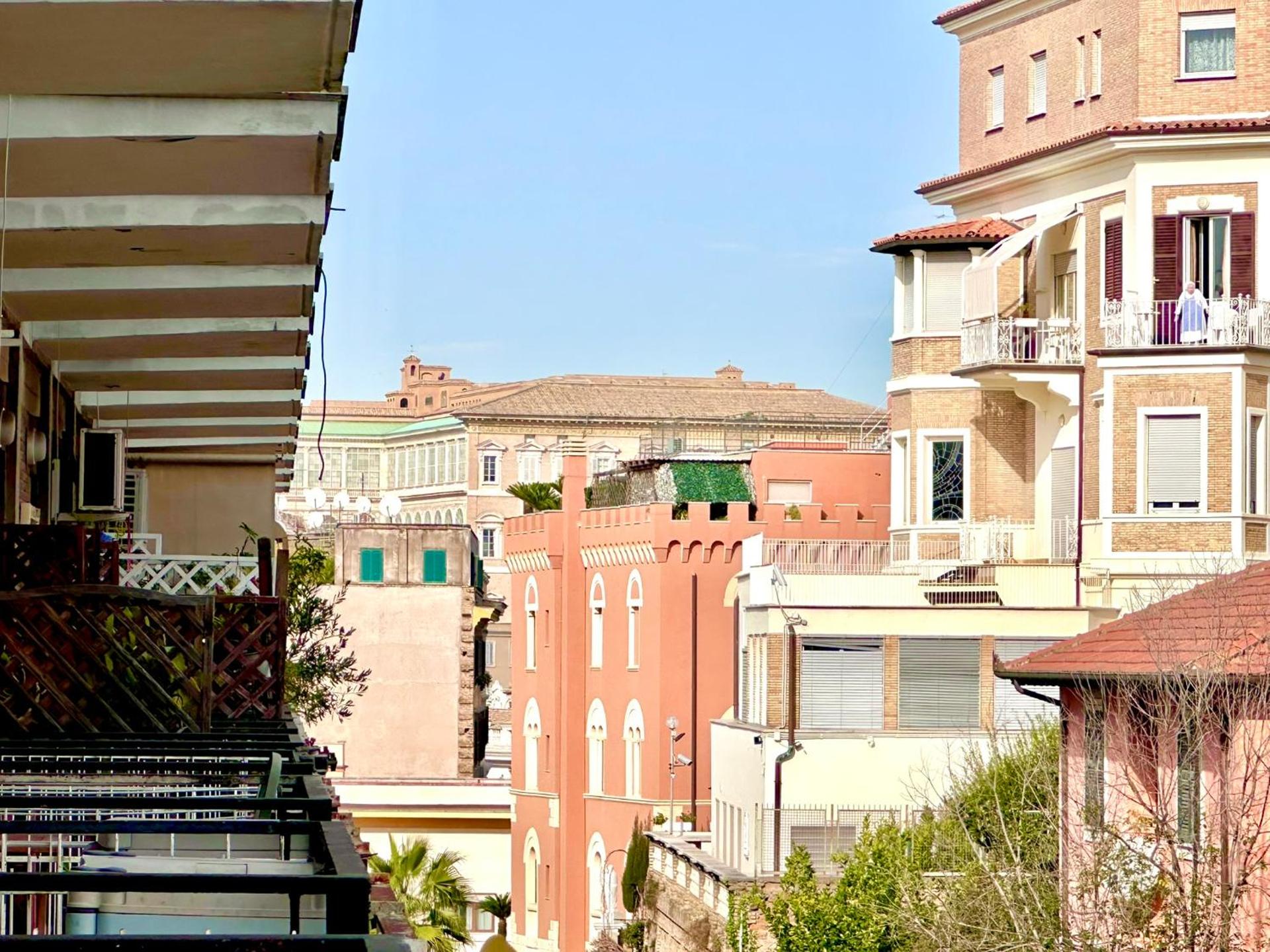 VATICAN GLAMOROUS at Passeggiata del gelsomino - FREE Parking, 4 Guests, Central Rome