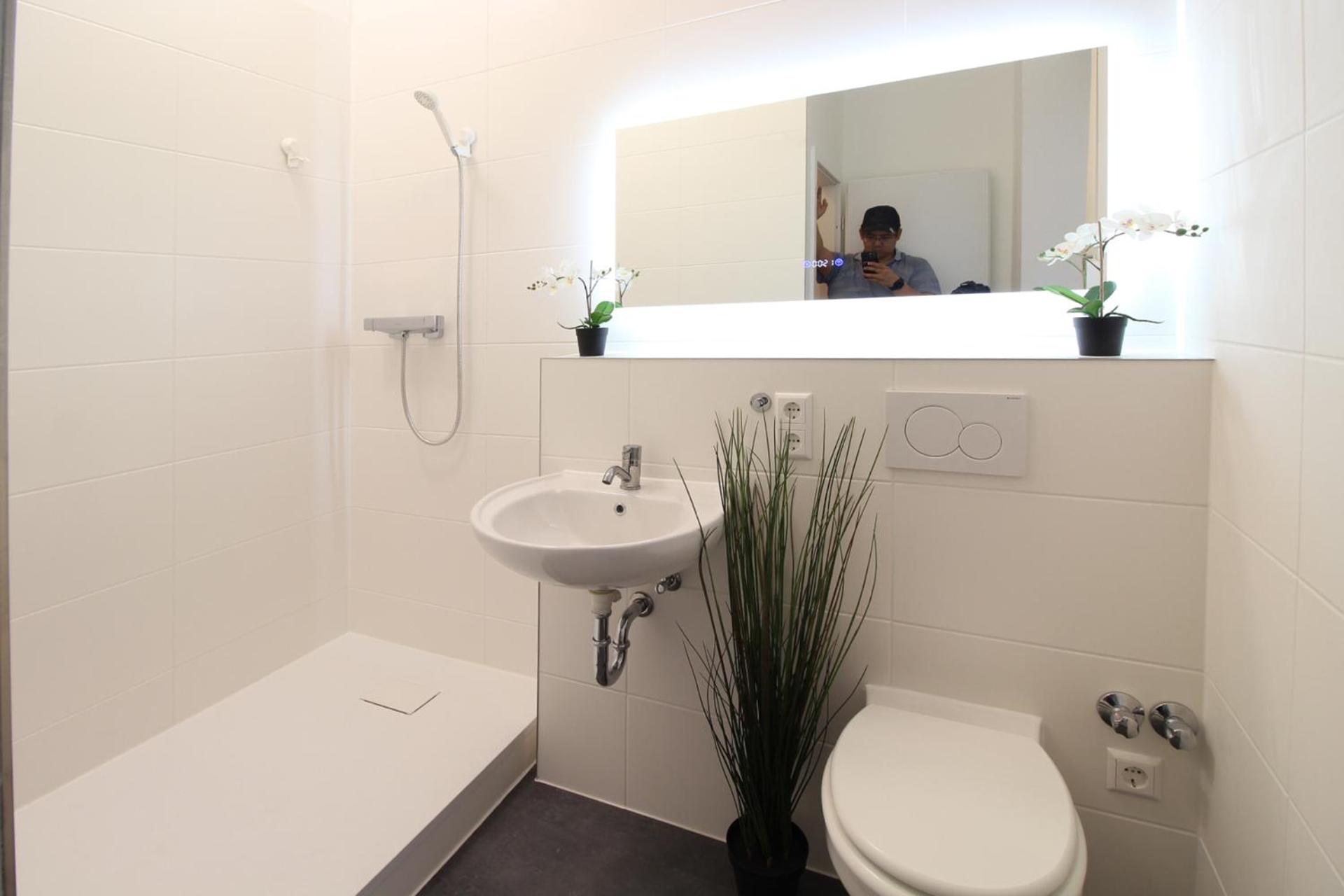 Hotel Ulm Zentrum - Komplettes Zimmer, Hochbett, Android TV & eigenem Bad - perfekt für Familien & Gruppen