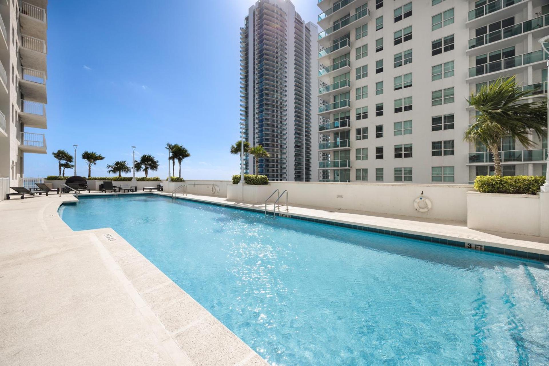 Studios in Brickell with Pool, Gym, free parking and Game Room