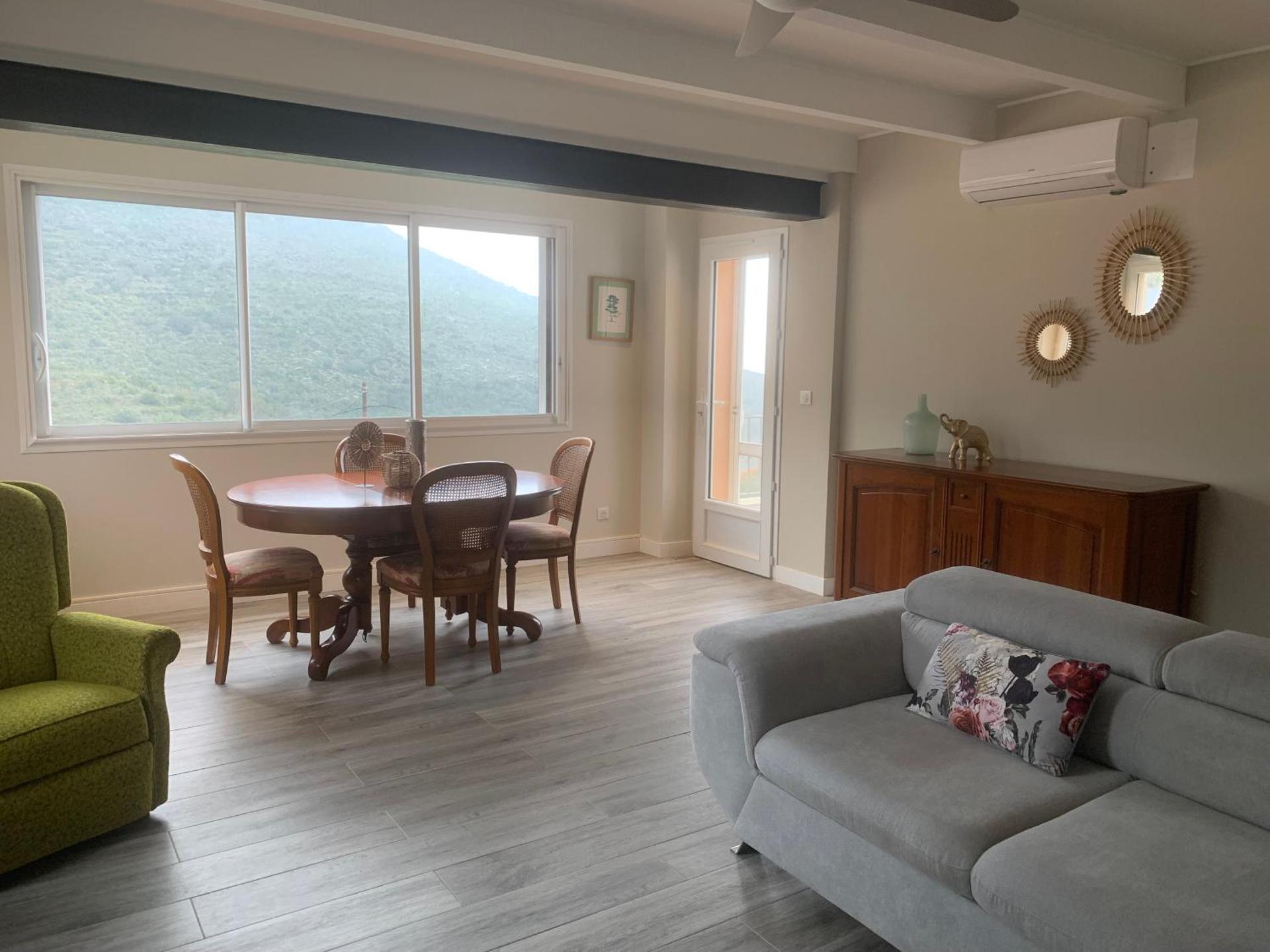 Vacances de rêve vue mer et montagne