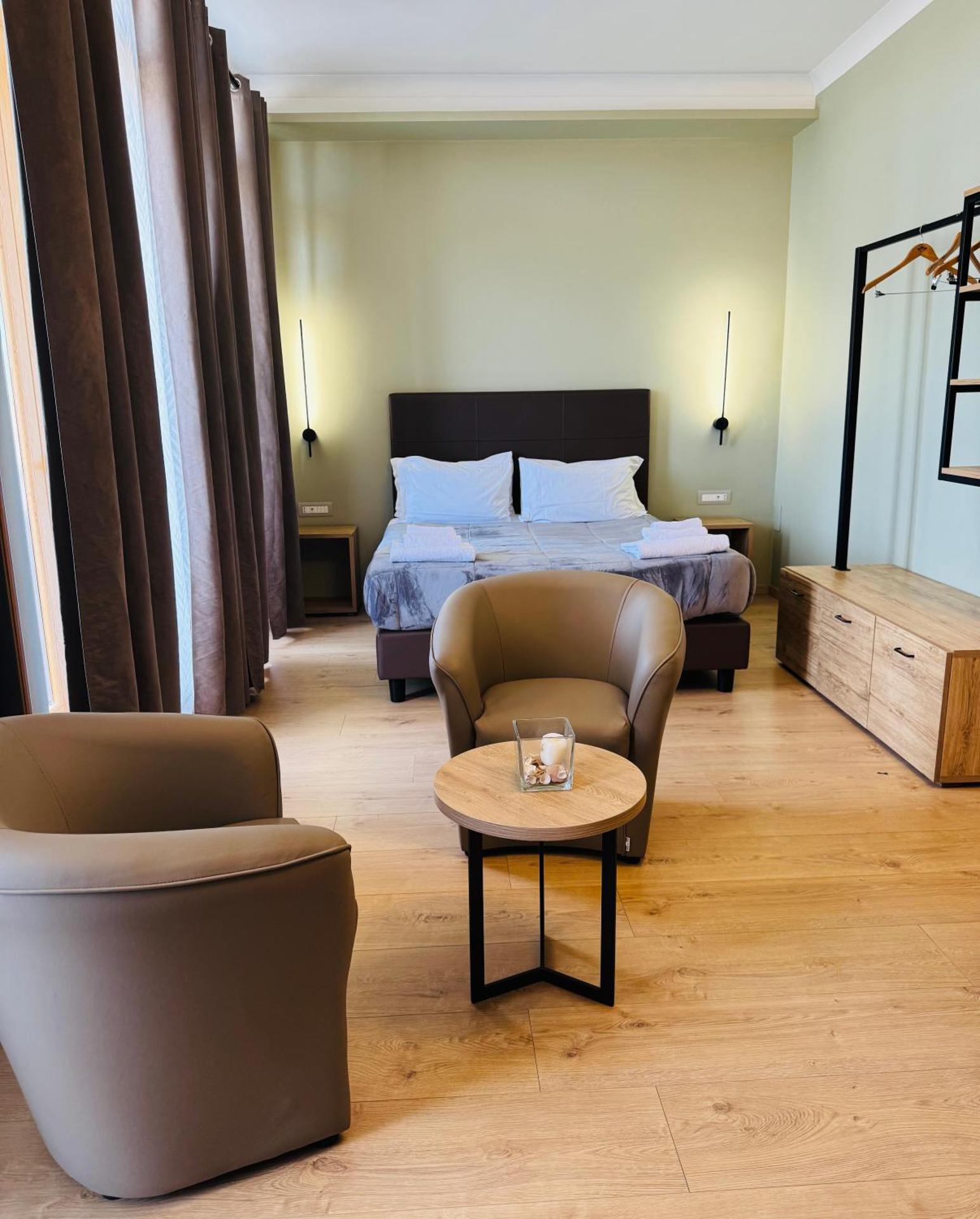 Manhattan Room & Suite