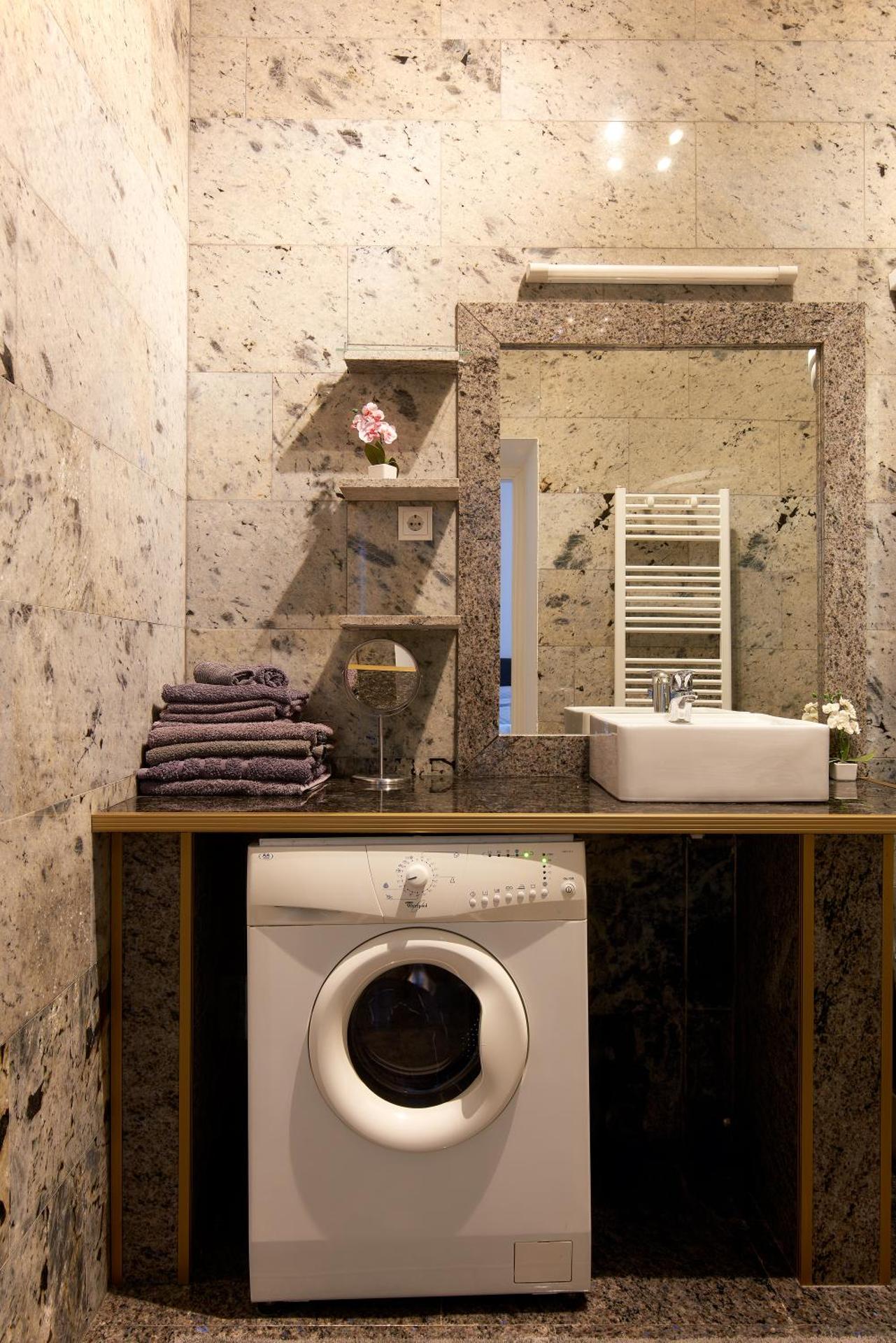 Historic Redesigned Schönbrunn Palace Apartments w Free Parking and 24h Check-in