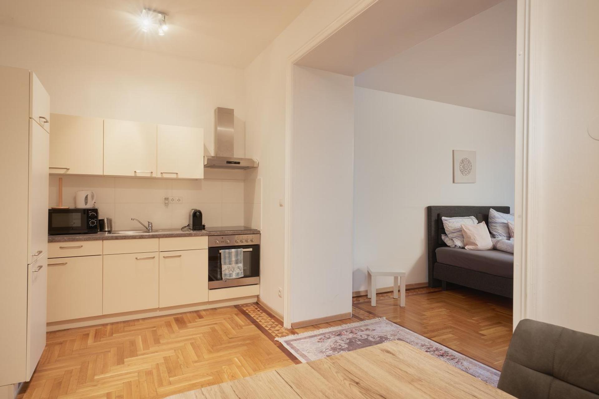 Historic Redesigned Schönbrunn Palace Apartments w Free Parking and 24h Check-in