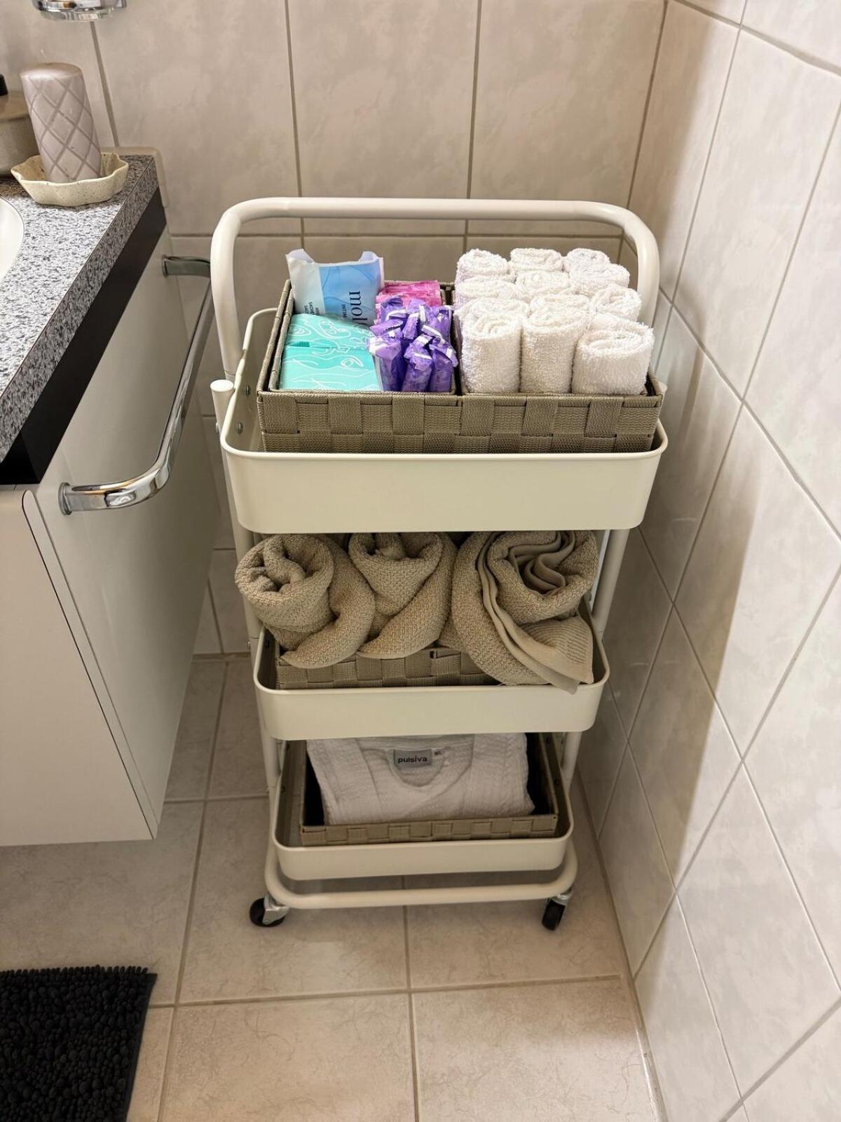 Studio with lake and mountain view