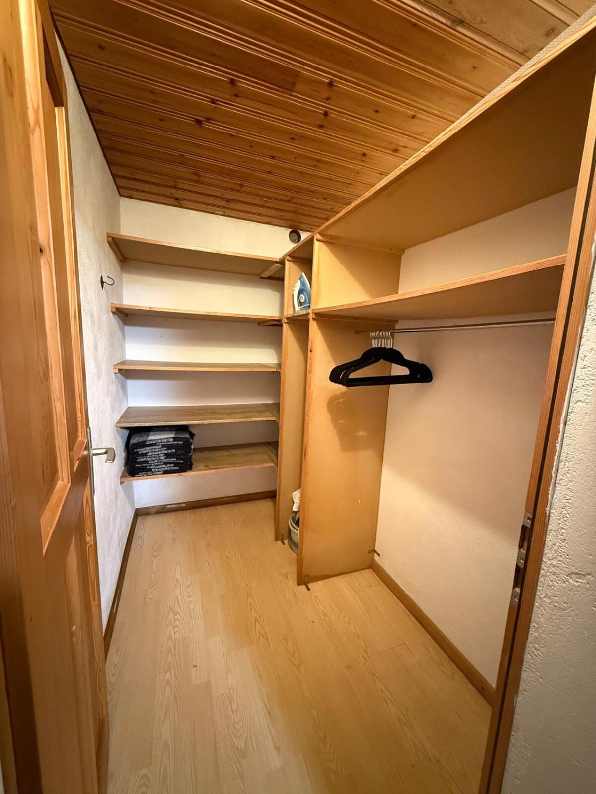 Studio with lake and mountain view