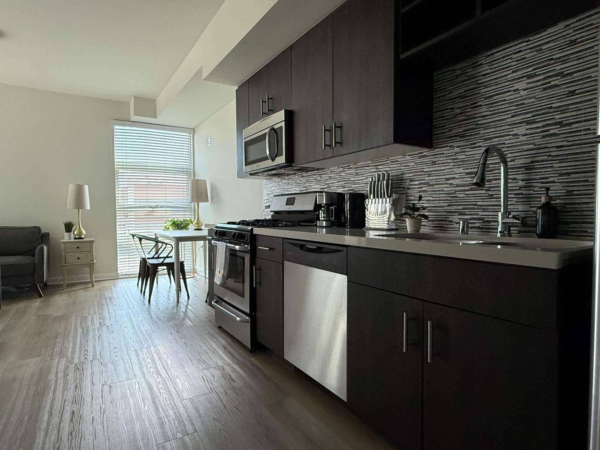 Studio Suite - Walk to Convention Center and Crypto Arena