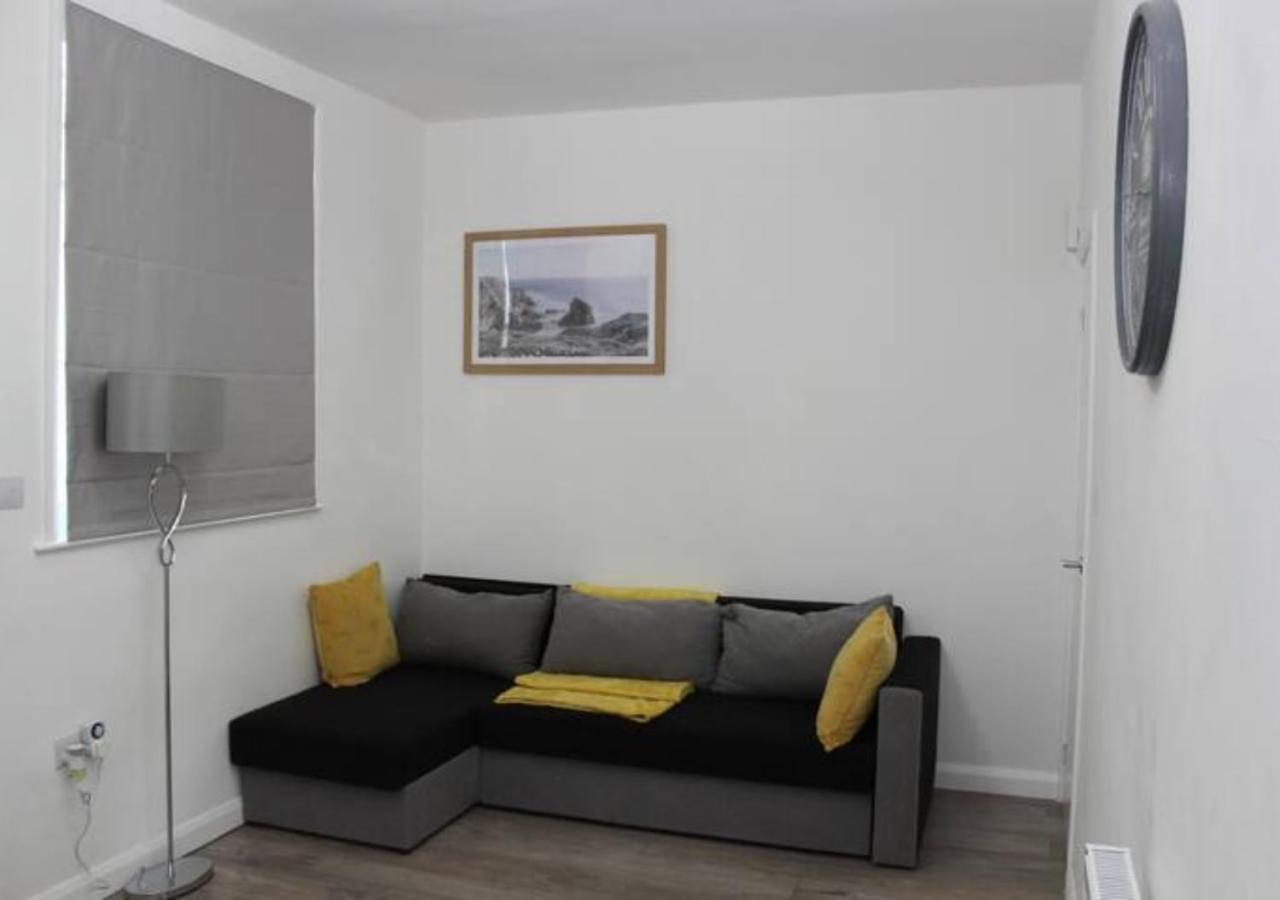 Newly Refurbished 3 Bed 2.5 Bath House in Staines