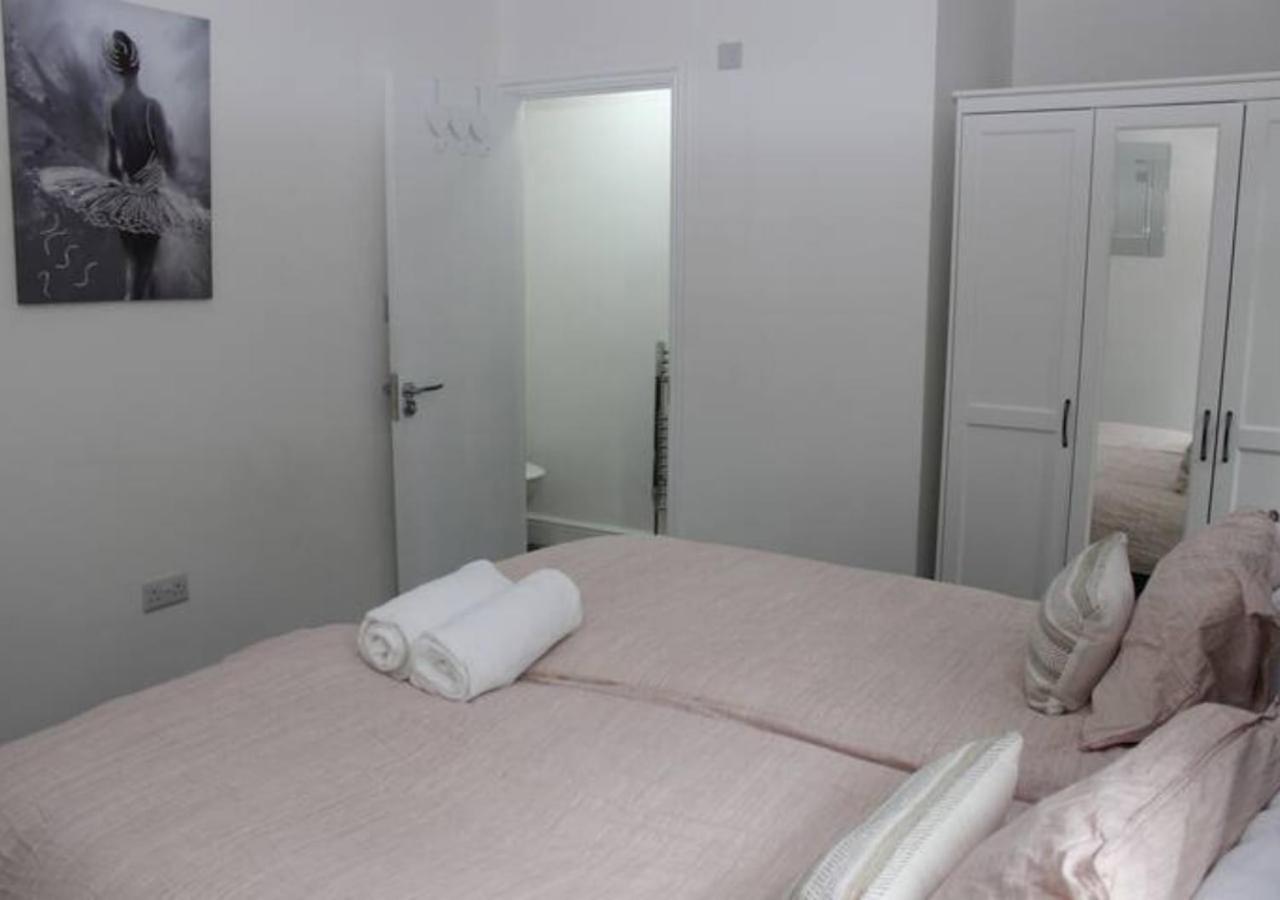 Newly Refurbished 3 Bed 2.5 Bath House in Staines