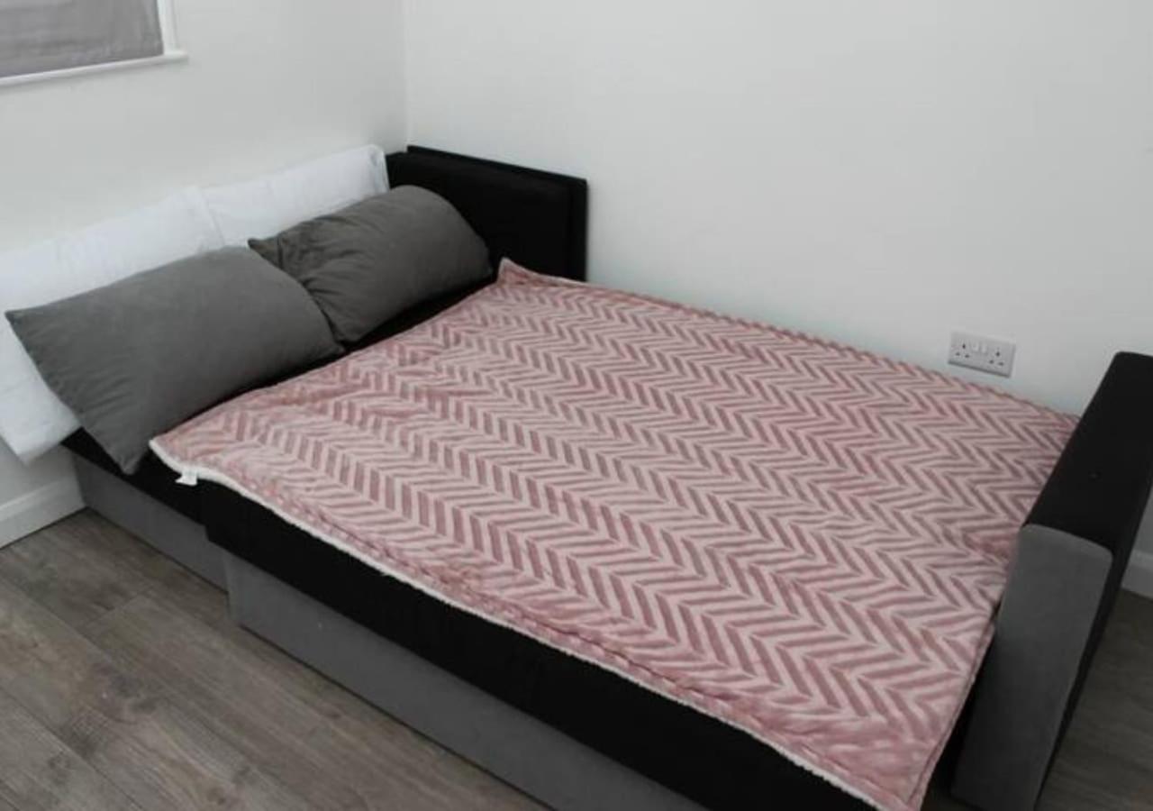 Newly Refurbished 3 Bed 2.5 Bath House in Staines