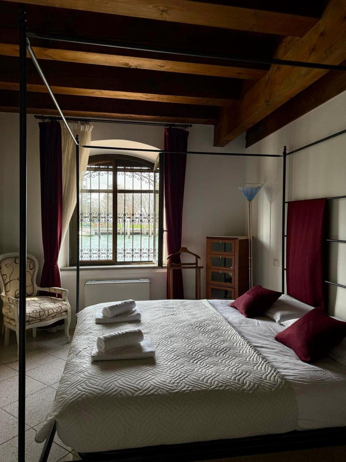 Molino Stucky Chimera - Canal View